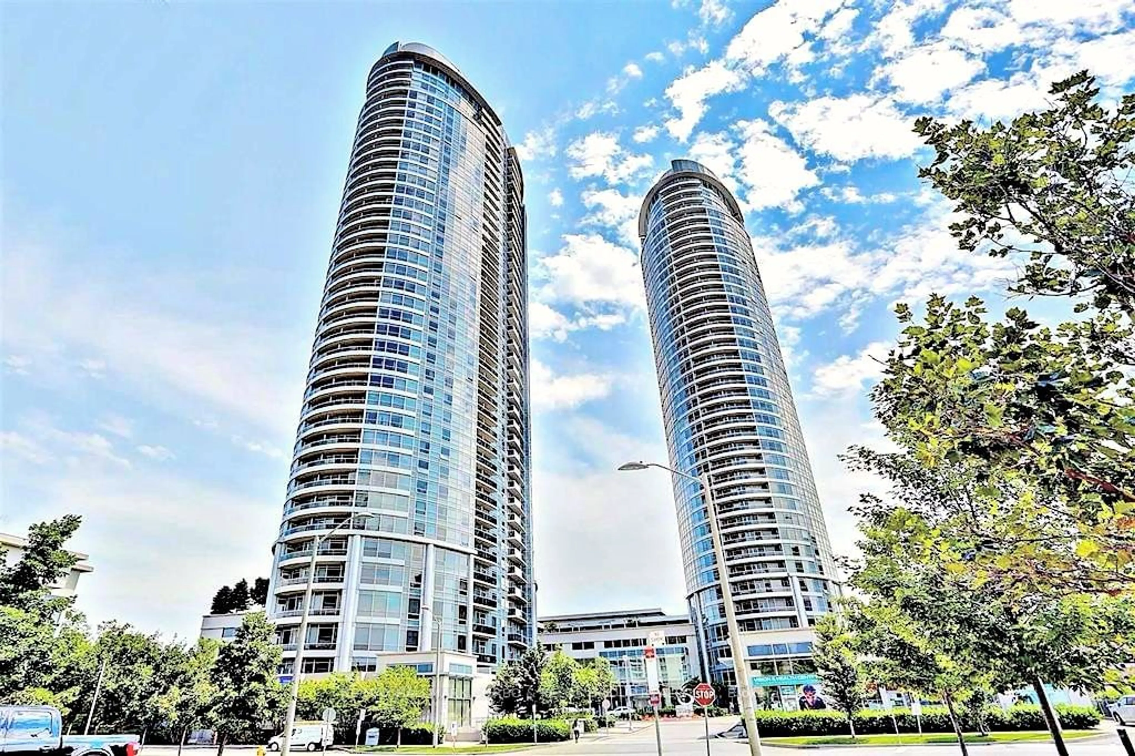 A pic from exterior of the house or condo for 125 Village Green Sq #512, Toronto Ontario M1S 0G3