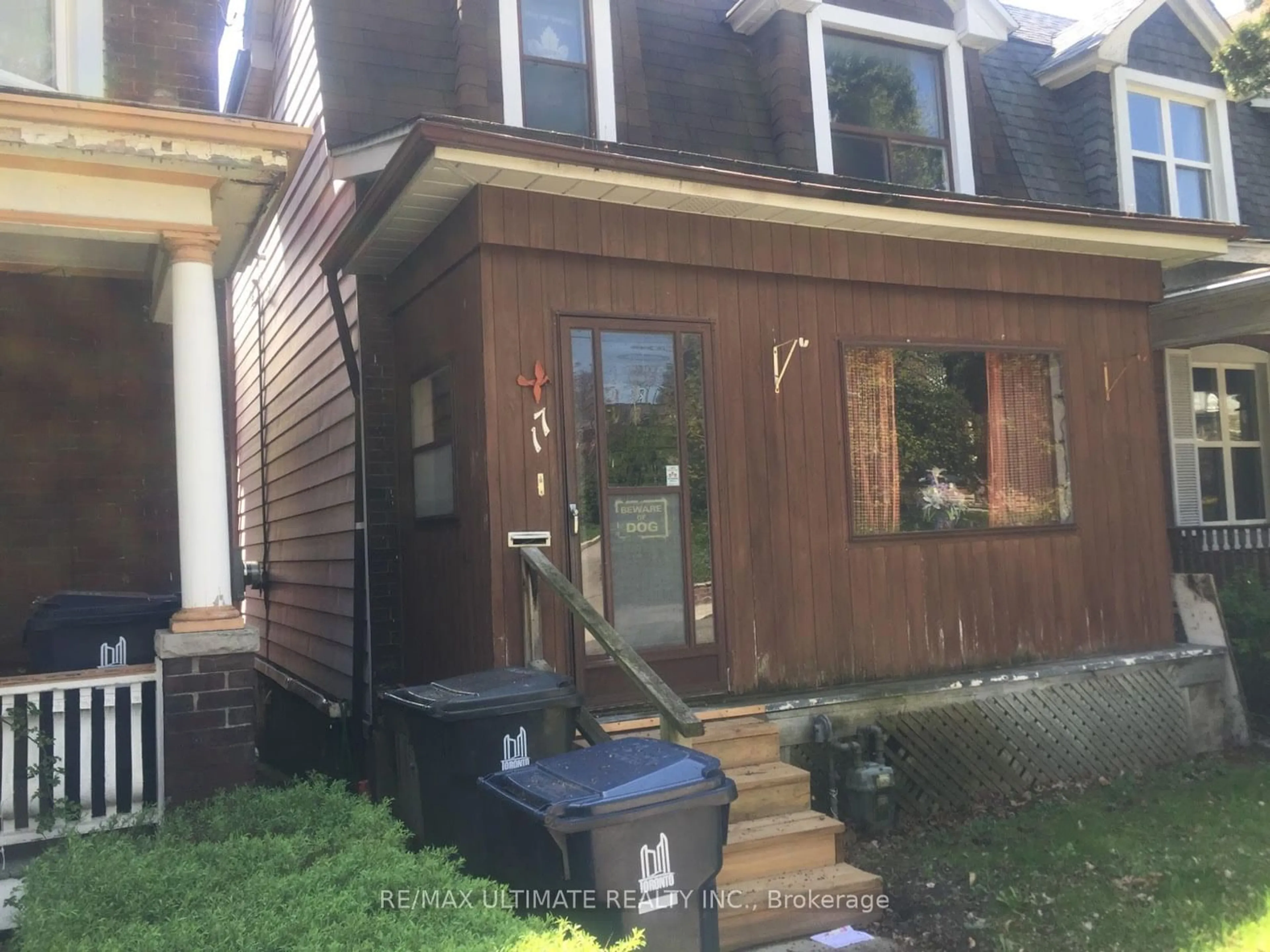 Frontside or backside of a home for 17 Dingwall Ave, Toronto Ontario M4K 1G9