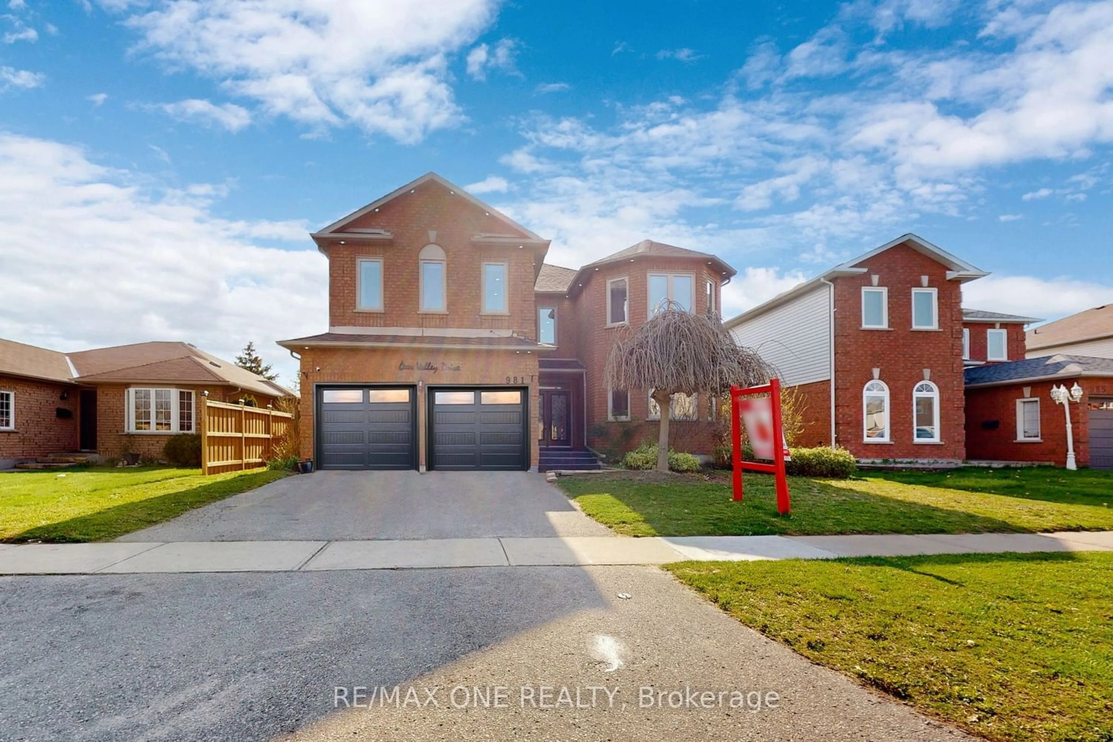 Frontside or backside of a home for 981 Deer Valley Dr, Oshawa Ontario L1J 8N2