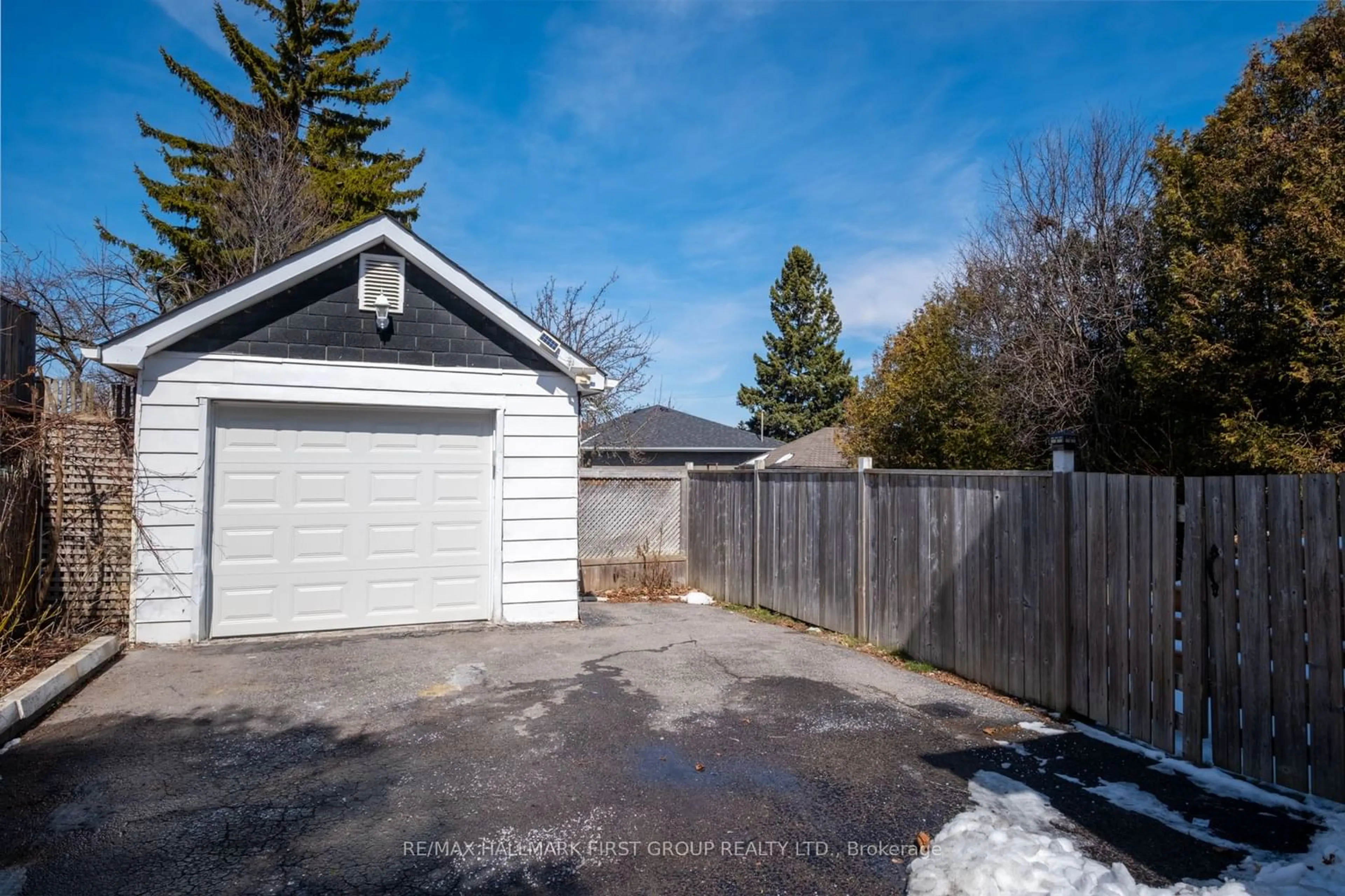 Fenced yard for 294 Wolfe St, Oshawa Ontario L1H 3T7