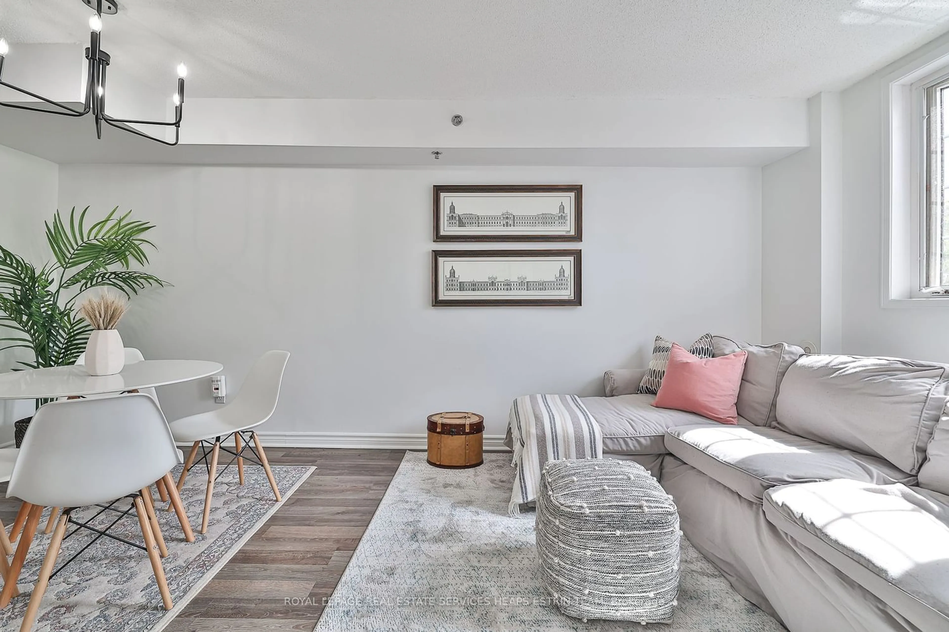 Living room for 593 Kennedy Rd #Th13, Toronto Ontario M1K 2B2