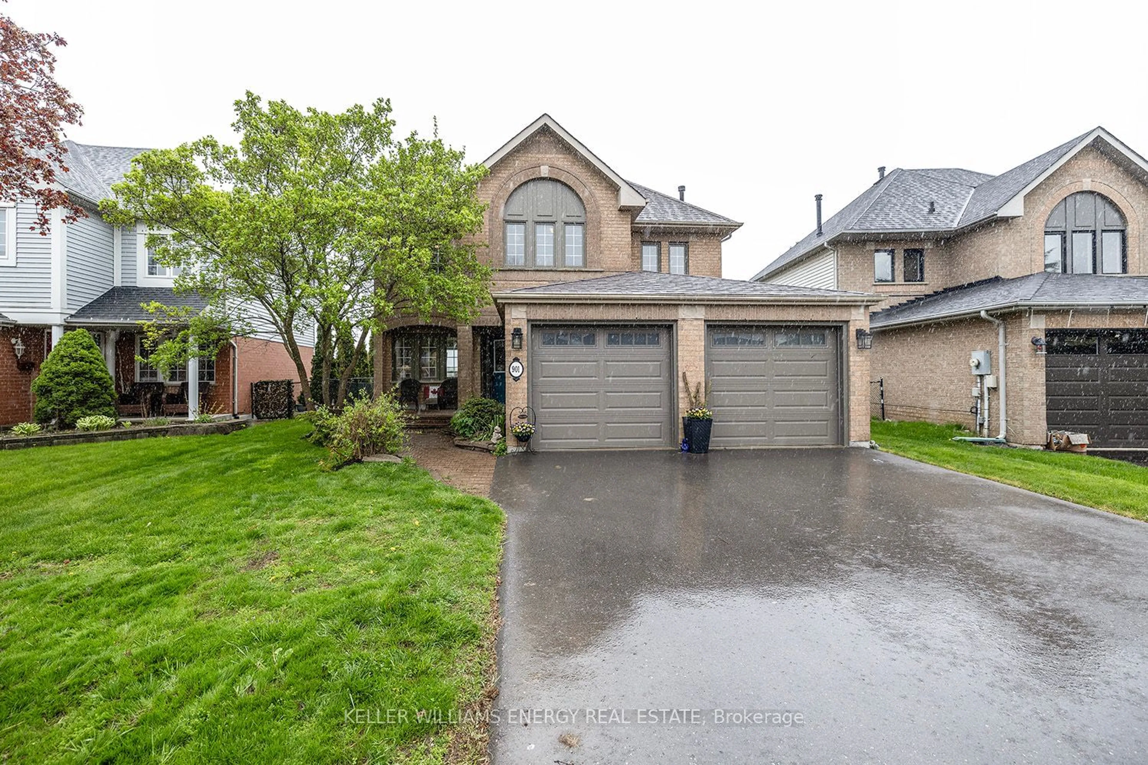 Frontside or backside of a home for 901 Grandview St, Oshawa Ontario L1K 2J9
