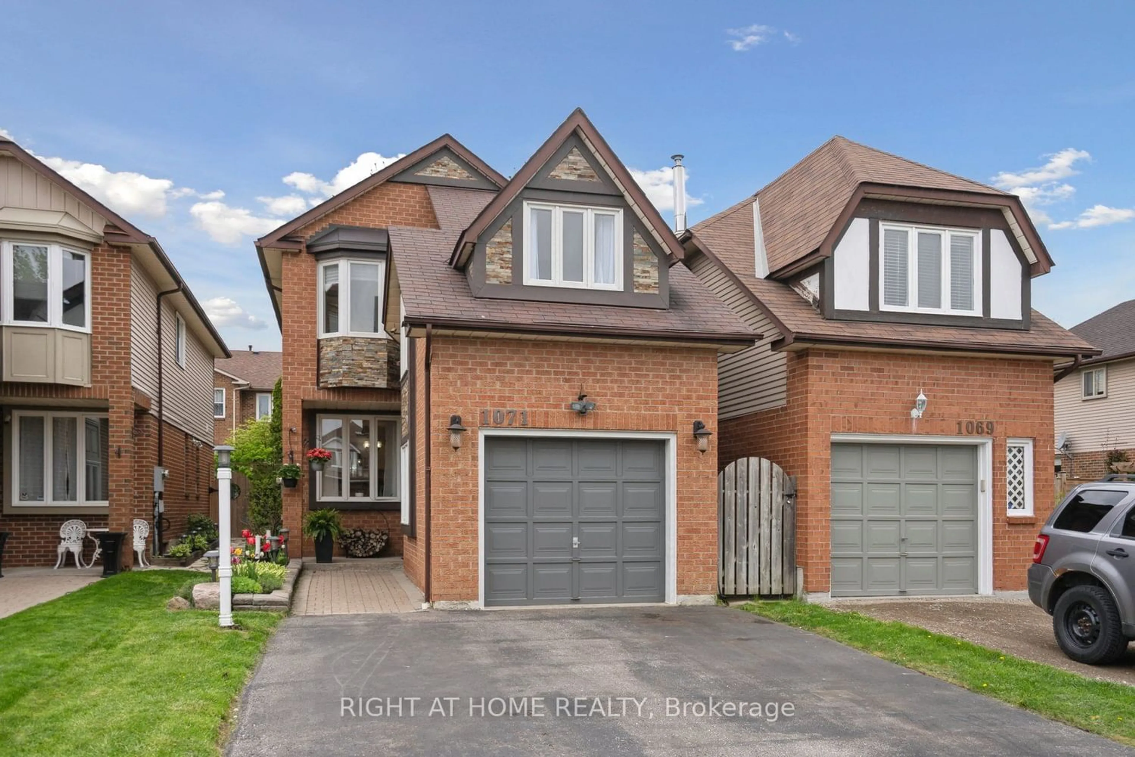 Home with brick exterior material for 1071 Longbow Dr, Pickering Ontario L1V 5W5