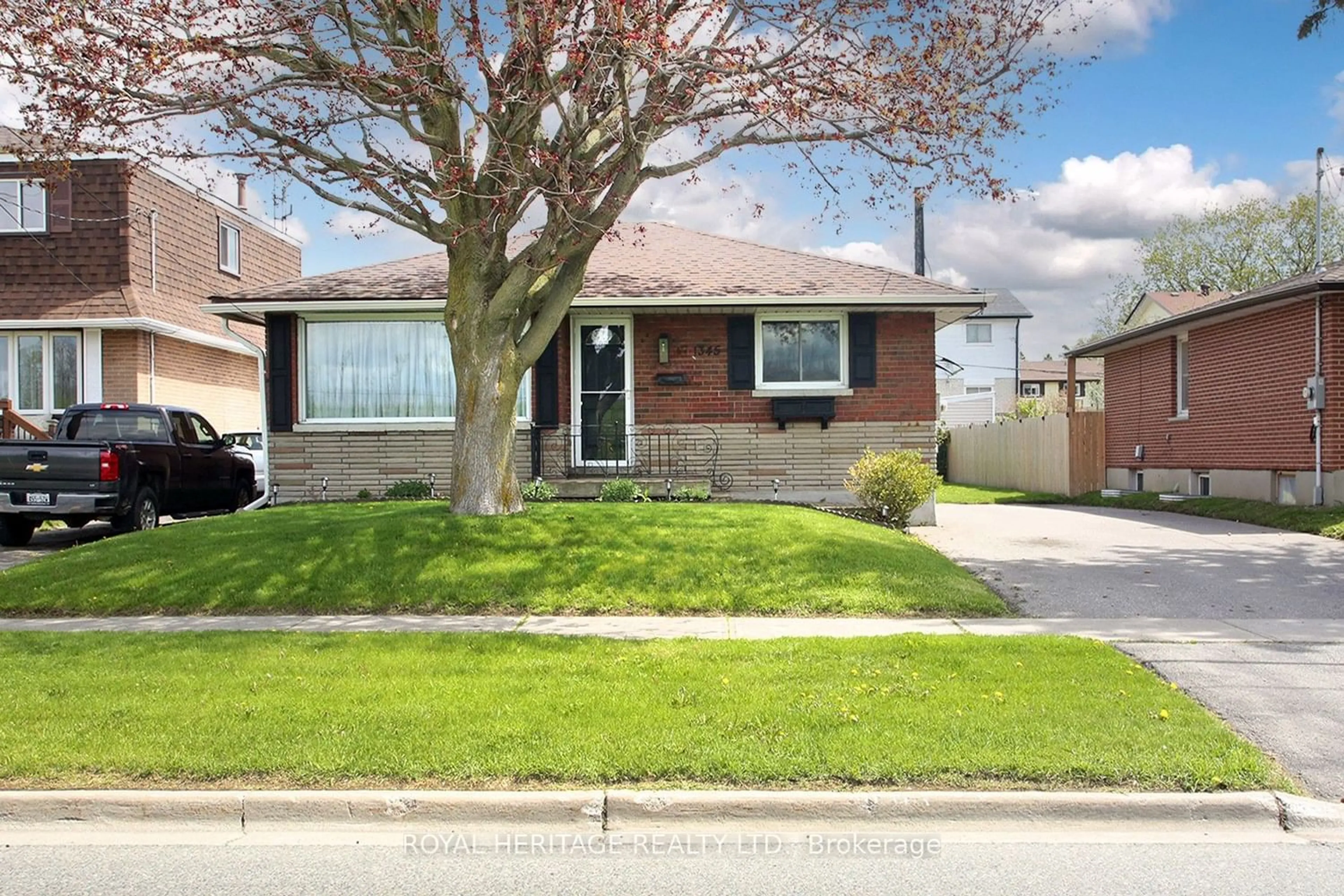 Frontside or backside of a home for 1345 Park Rd, Oshawa Ontario L1J 4K3