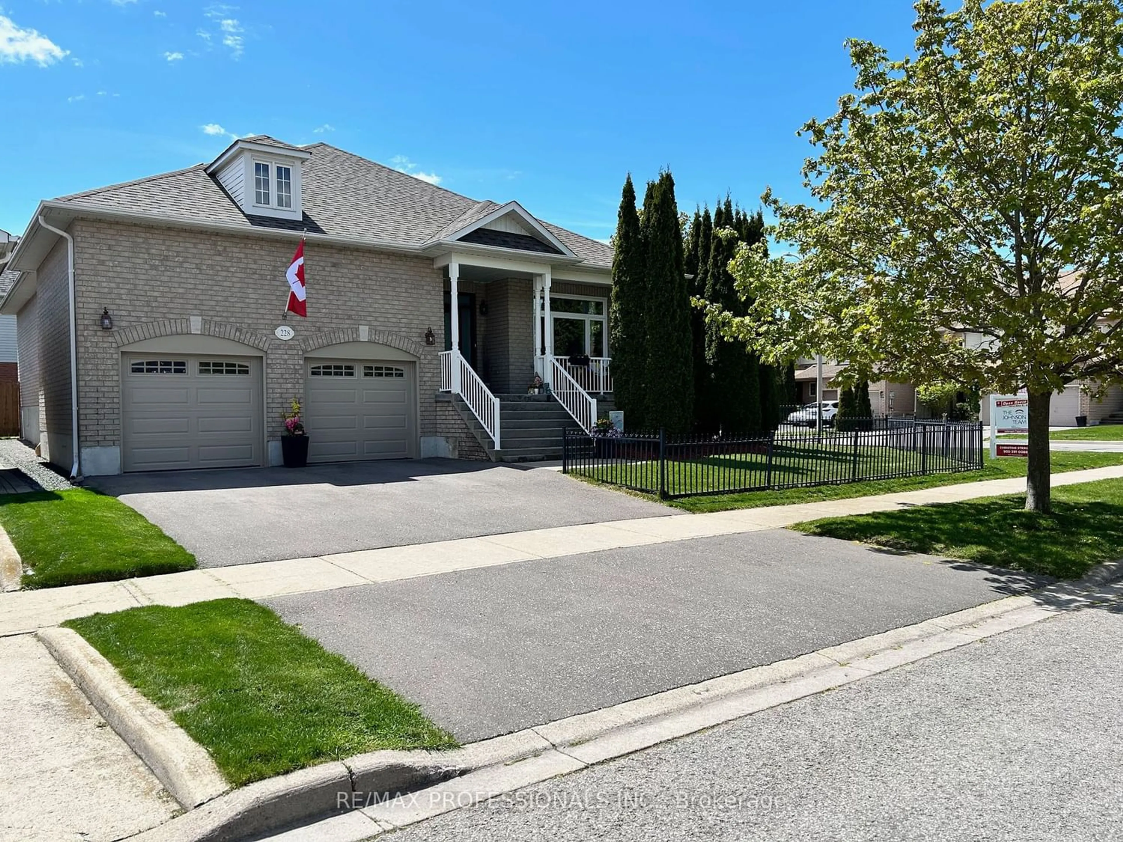 Frontside or backside of a home for 228 Richfield Sq, Clarington Ontario L1E 3G4
