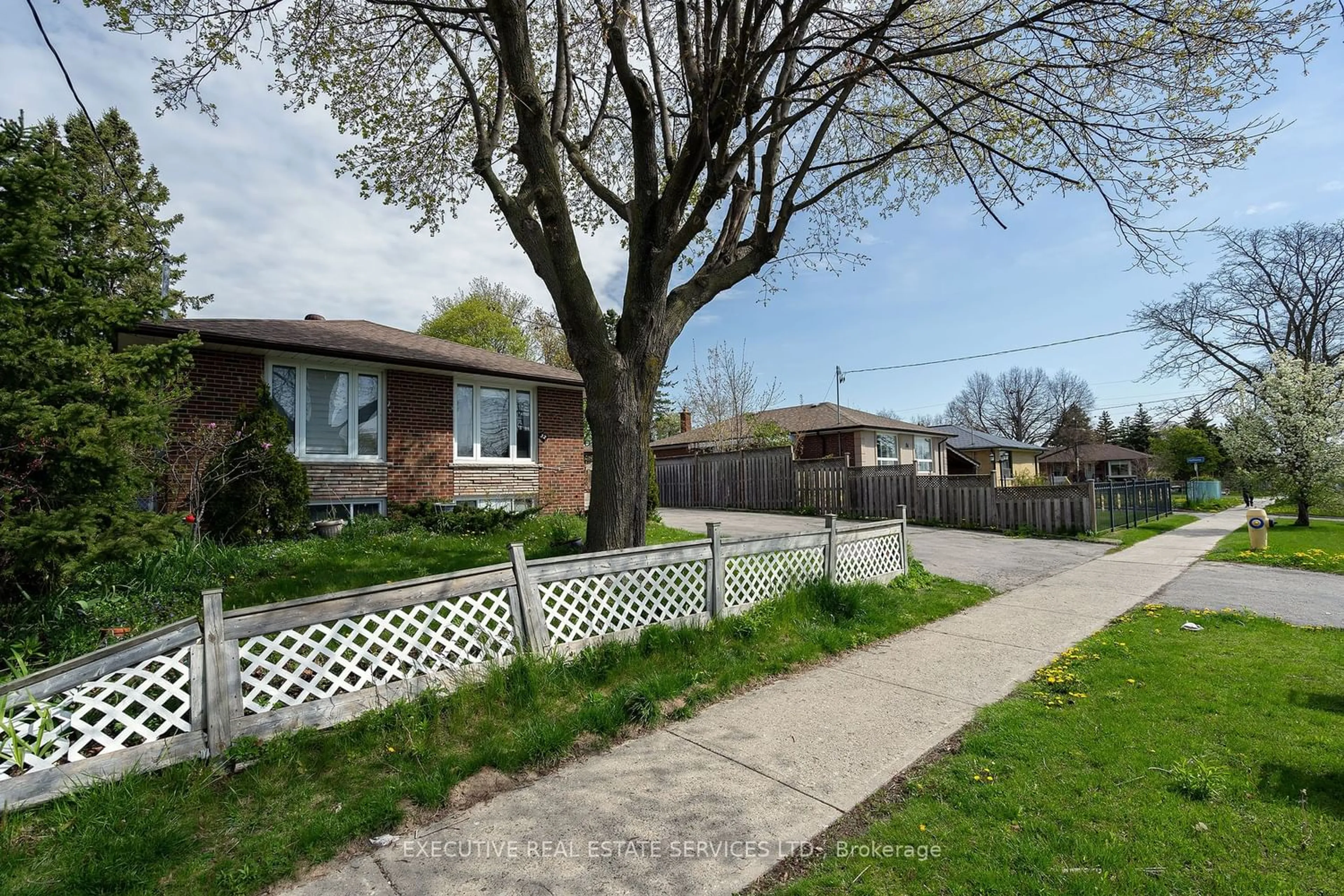 Frontside or backside of a home for 32 Brimorton Dr, Toronto Ontario M1P 3Y9
