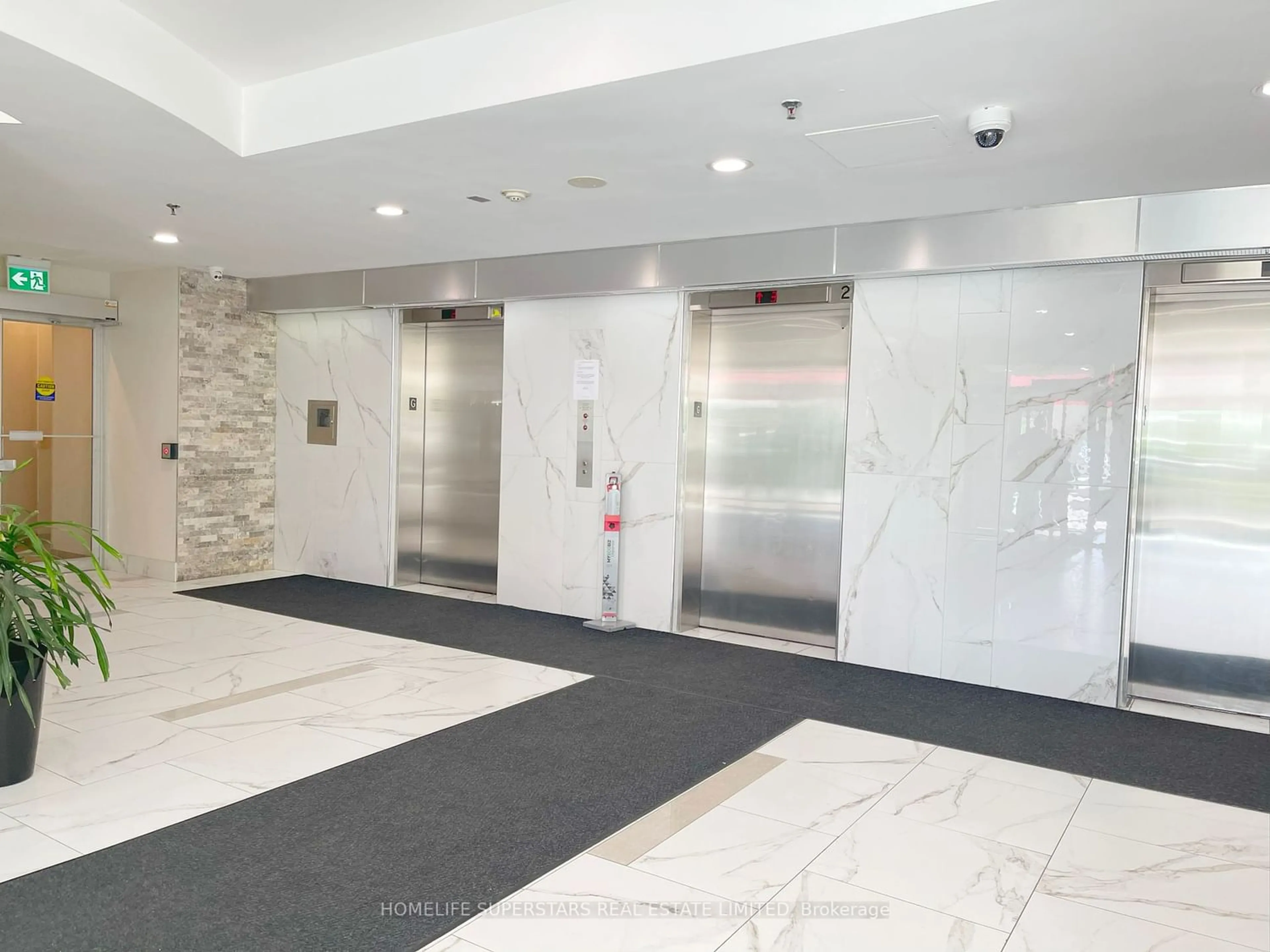 Indoor foyer for 2550 Lawrence Ave #206, Toronto Ontario M1P 4Z3
