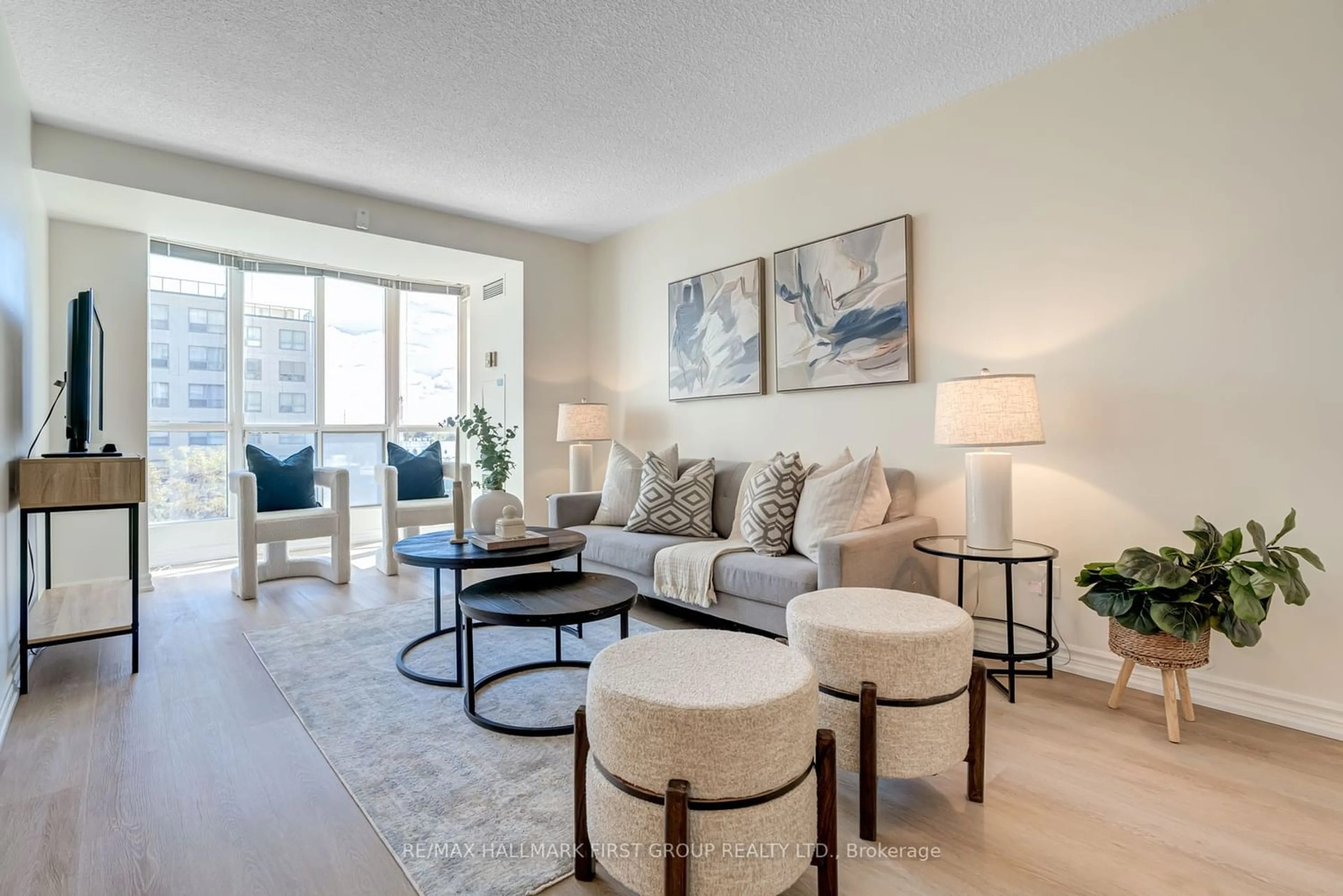 Living room for 2550 Lawrence Ave #504, Toronto Ontario M1P 4Z3