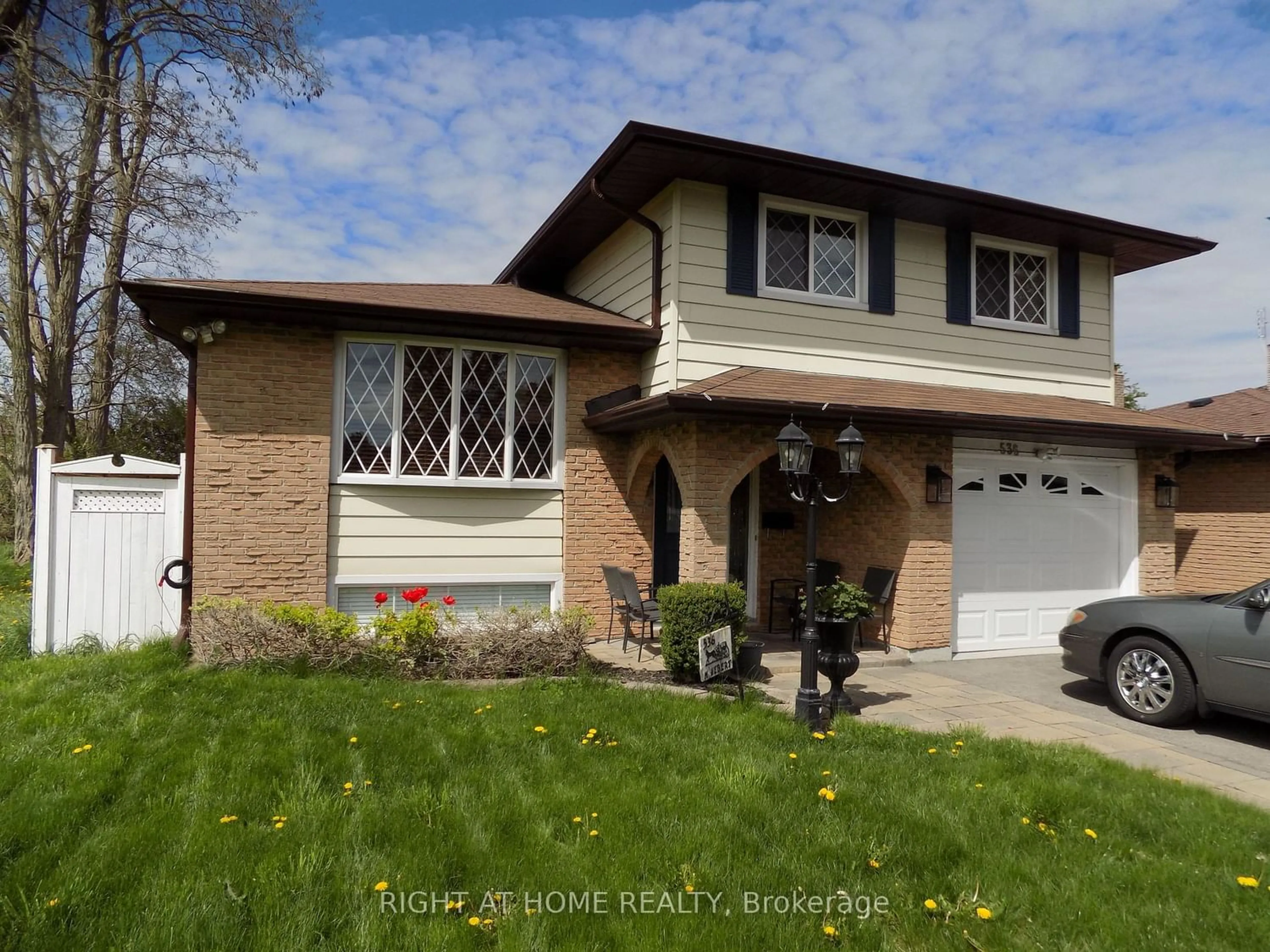 Frontside or backside of a home for 536 Seville St, Oshawa Ontario L1J 6R4