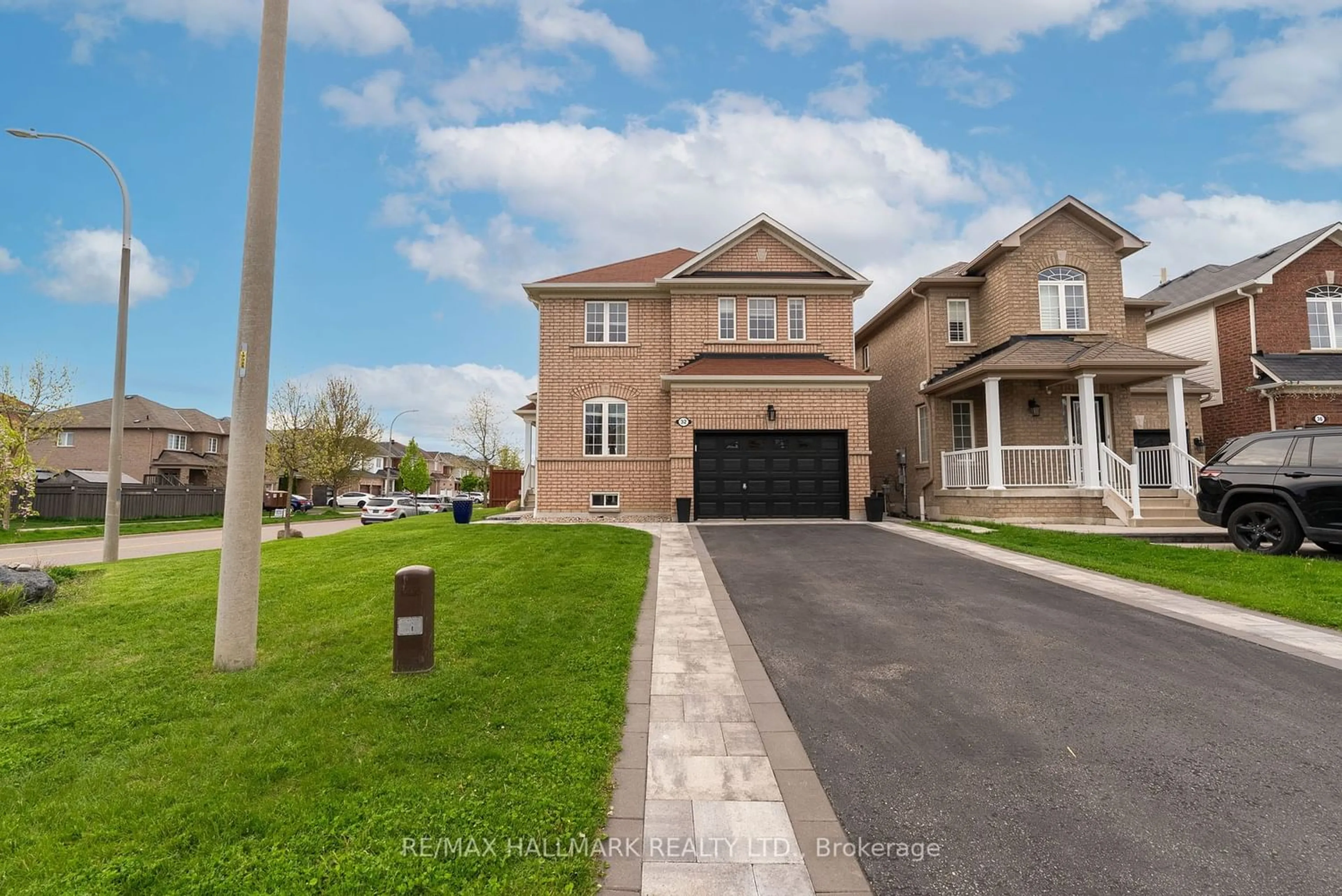 Frontside or backside of a home for 32 Harkness Dr, Whitby Ontario L1R 0C6