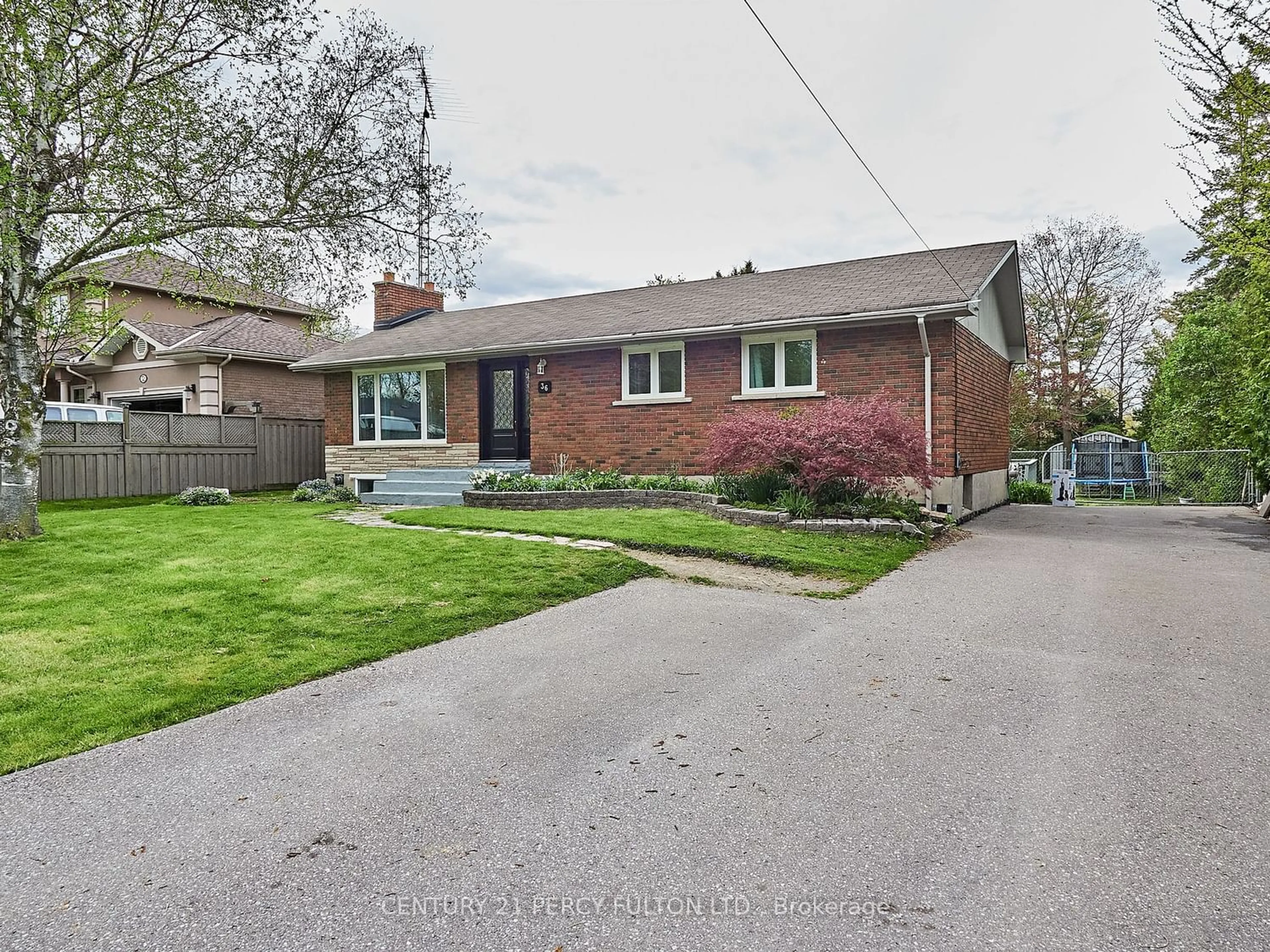 Frontside or backside of a home for 36 Cresser Ave, Whitby Ontario L1P 1K3
