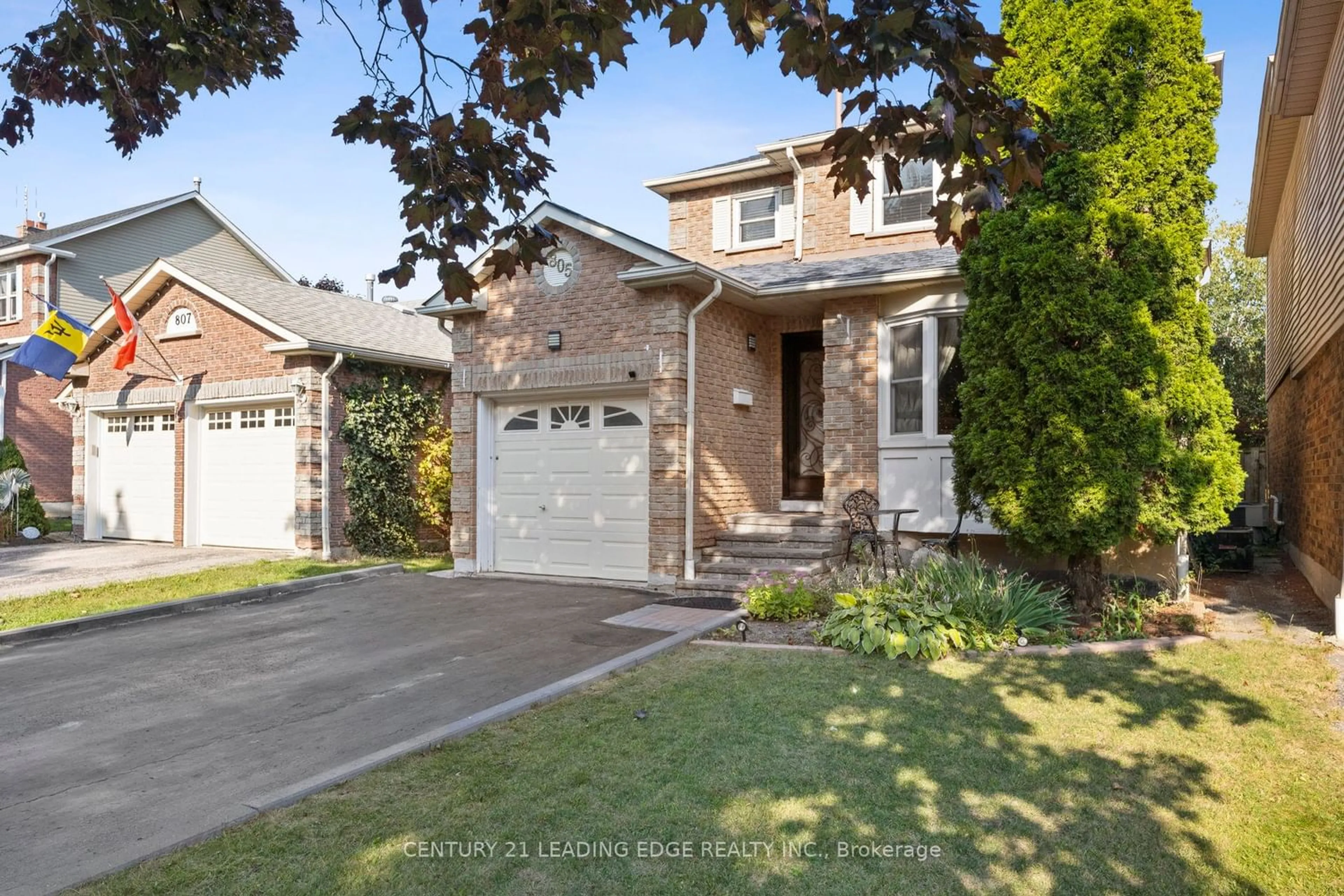 Frontside or backside of a home for 805 Red Maple Crt, Whitby Ontario L1N 7V6