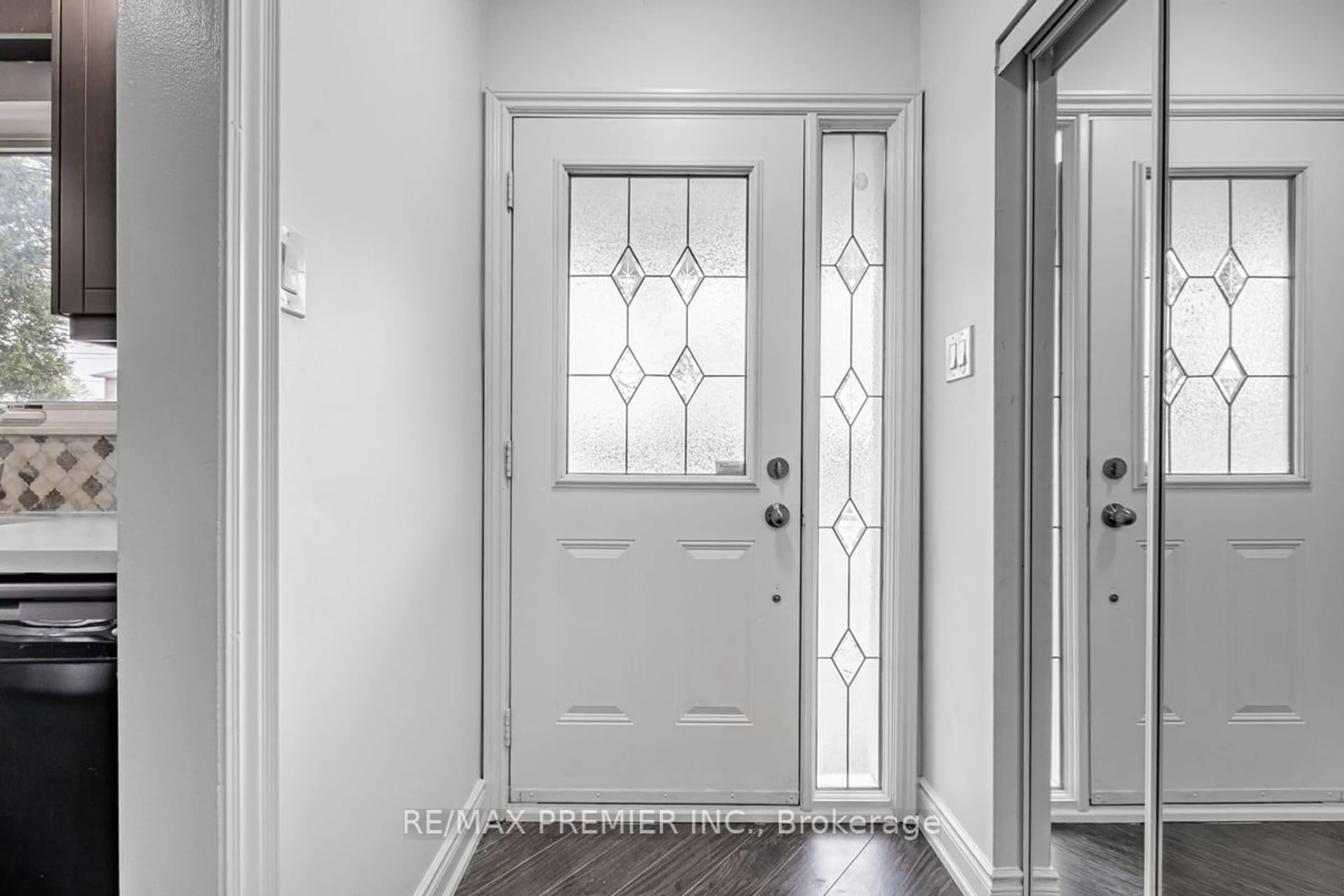 Indoor entryway for 118 Crawforth St, Whitby Ontario L1N 3S3