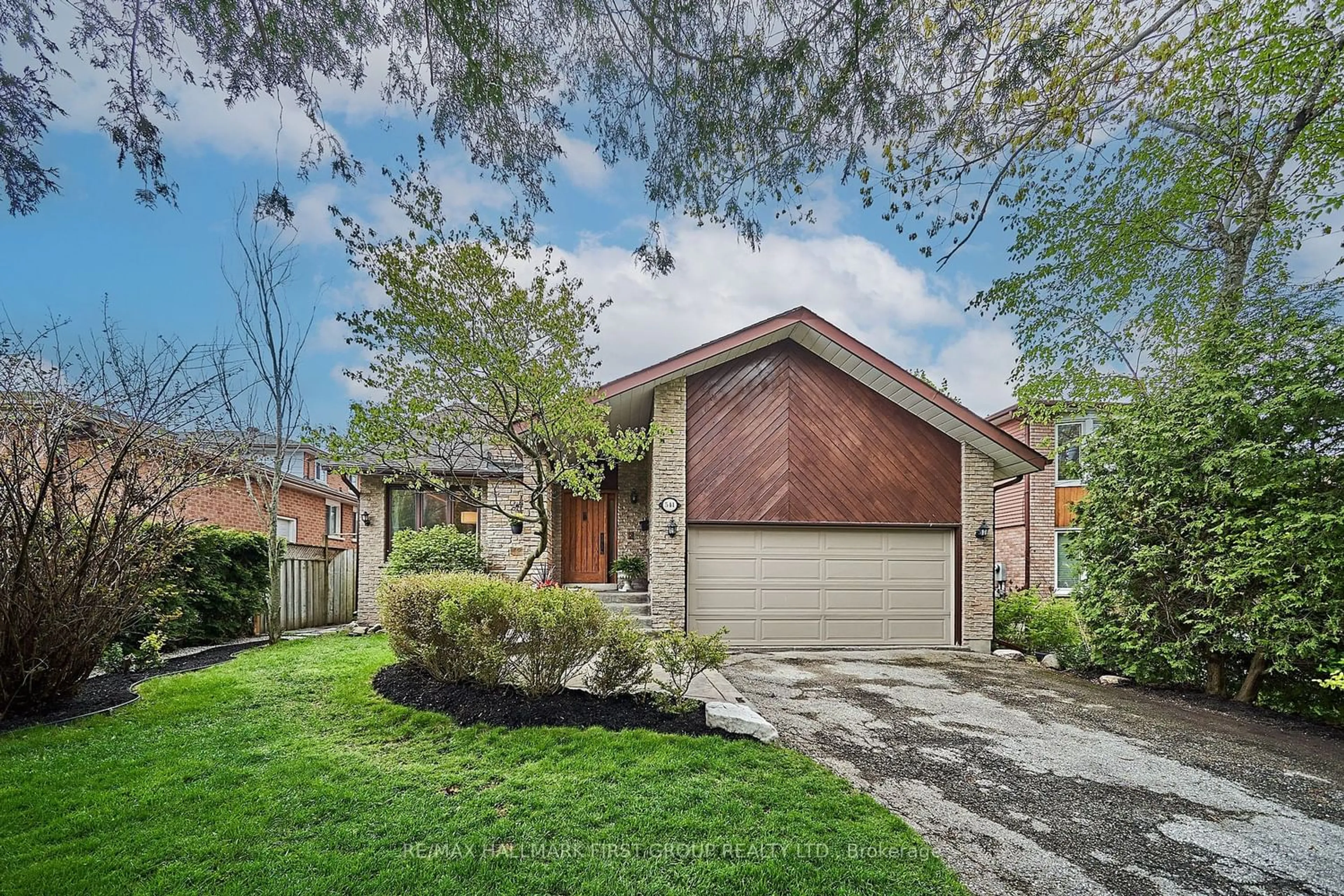 Home with brick exterior material for 541 Oakwood Dr, Pickering Ontario L1W 2M8