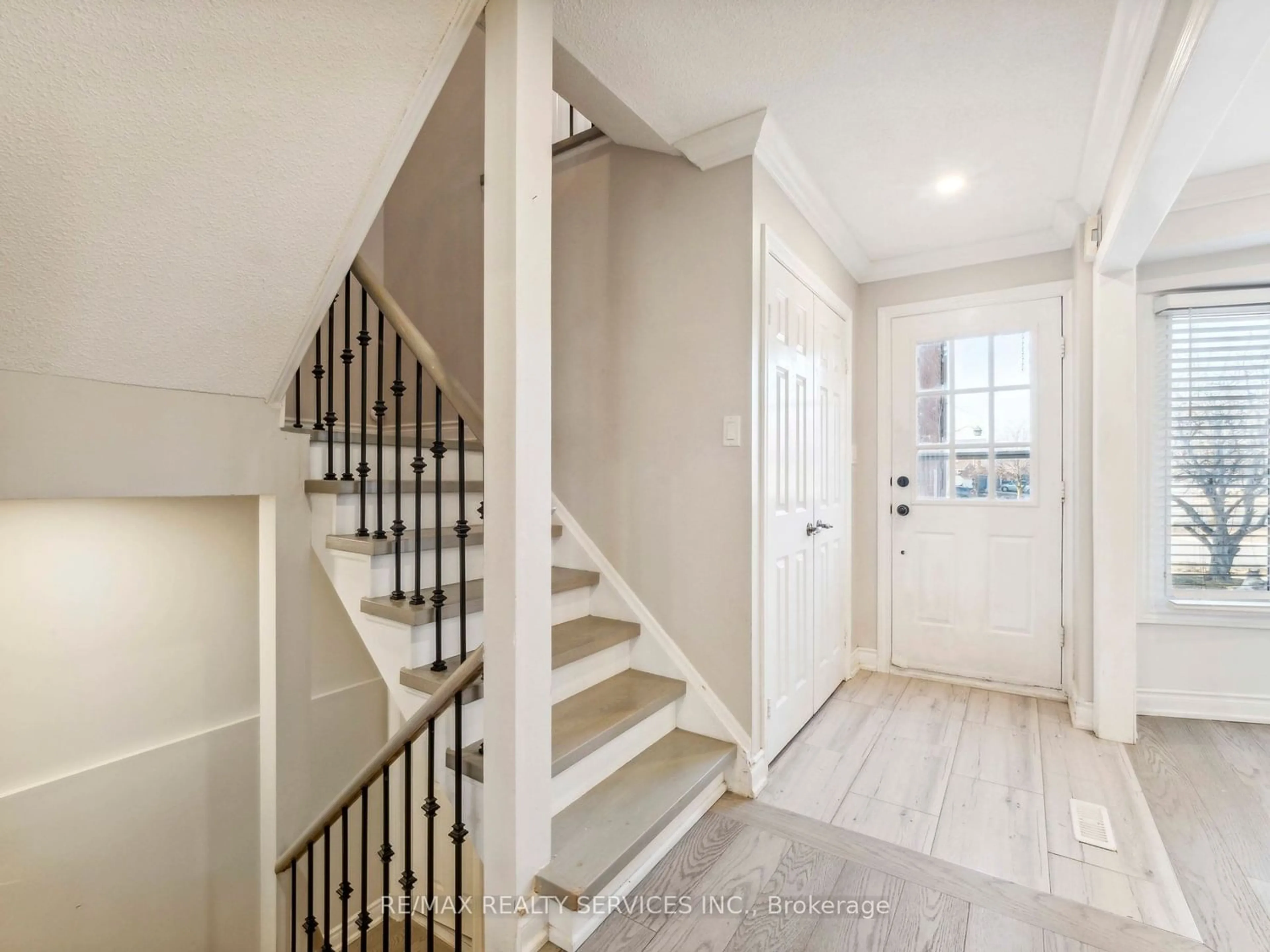 Indoor entryway for 5 New Forest Sq, Toronto Ontario M1V 2Z6