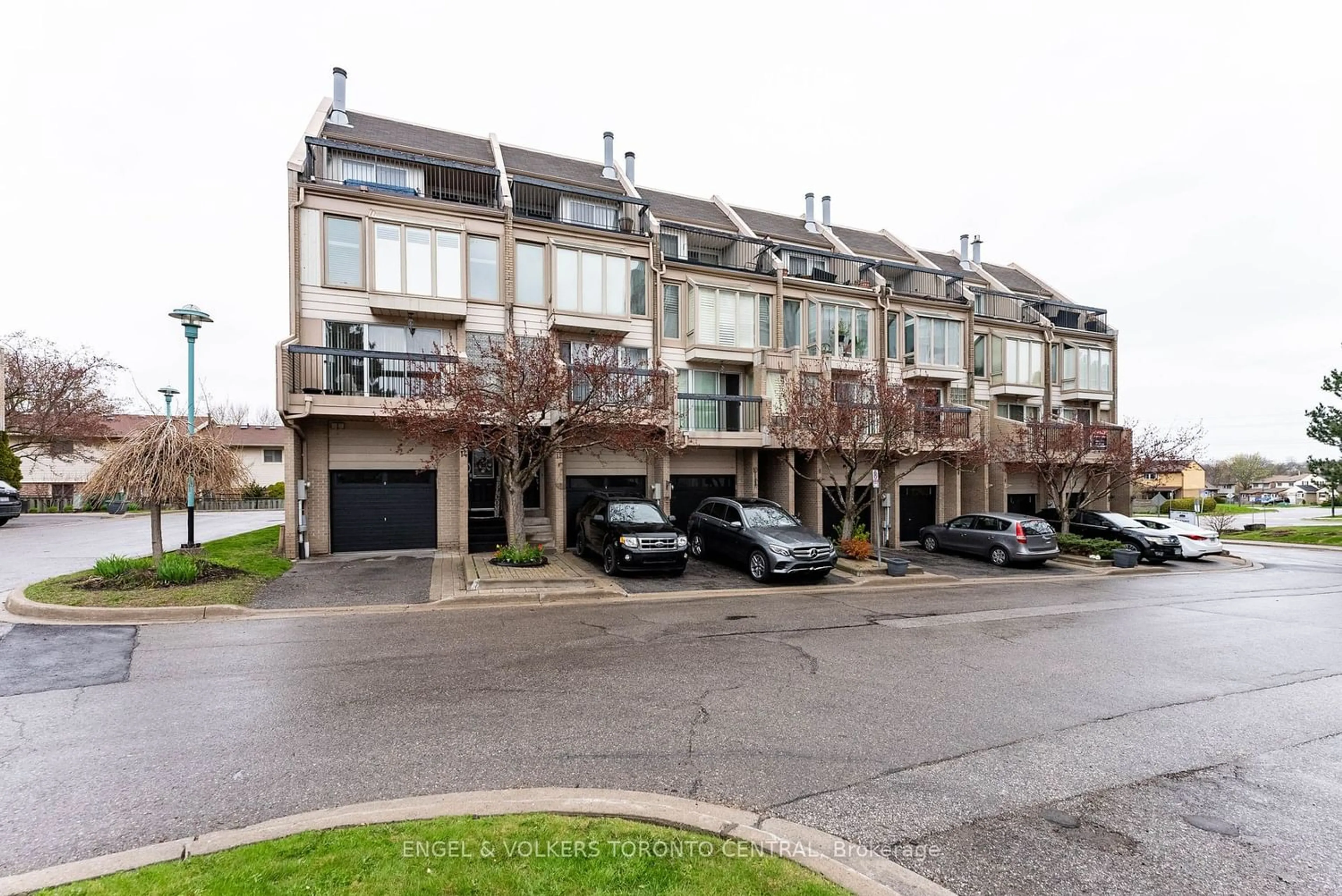 A pic from exterior of the house or condo for 6 Cumberland Lane, Ajax Ontario L1S 7K4