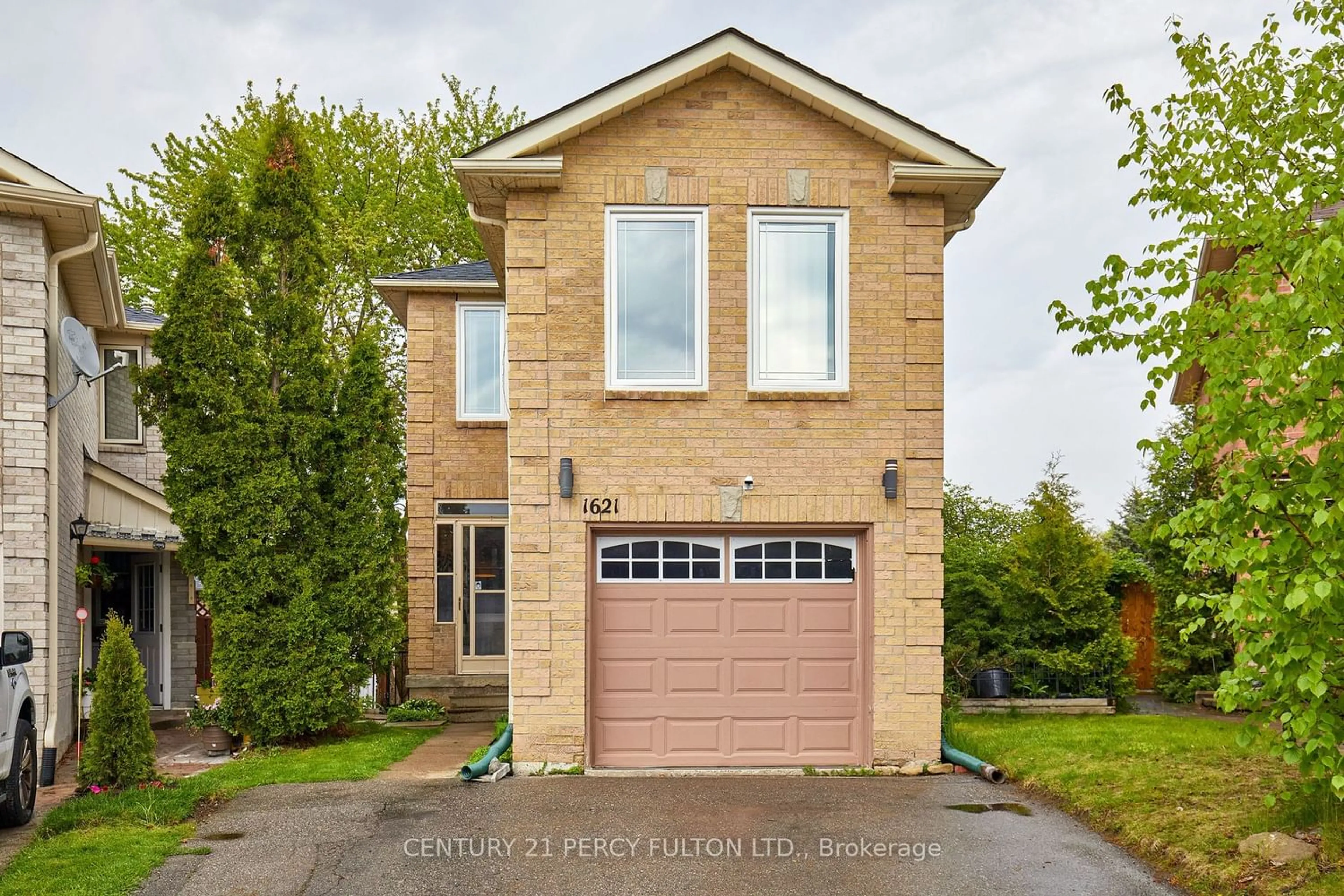 Home with brick exterior material for 1621 Gandalf Crt, Pickering Ontario L1X 2A3