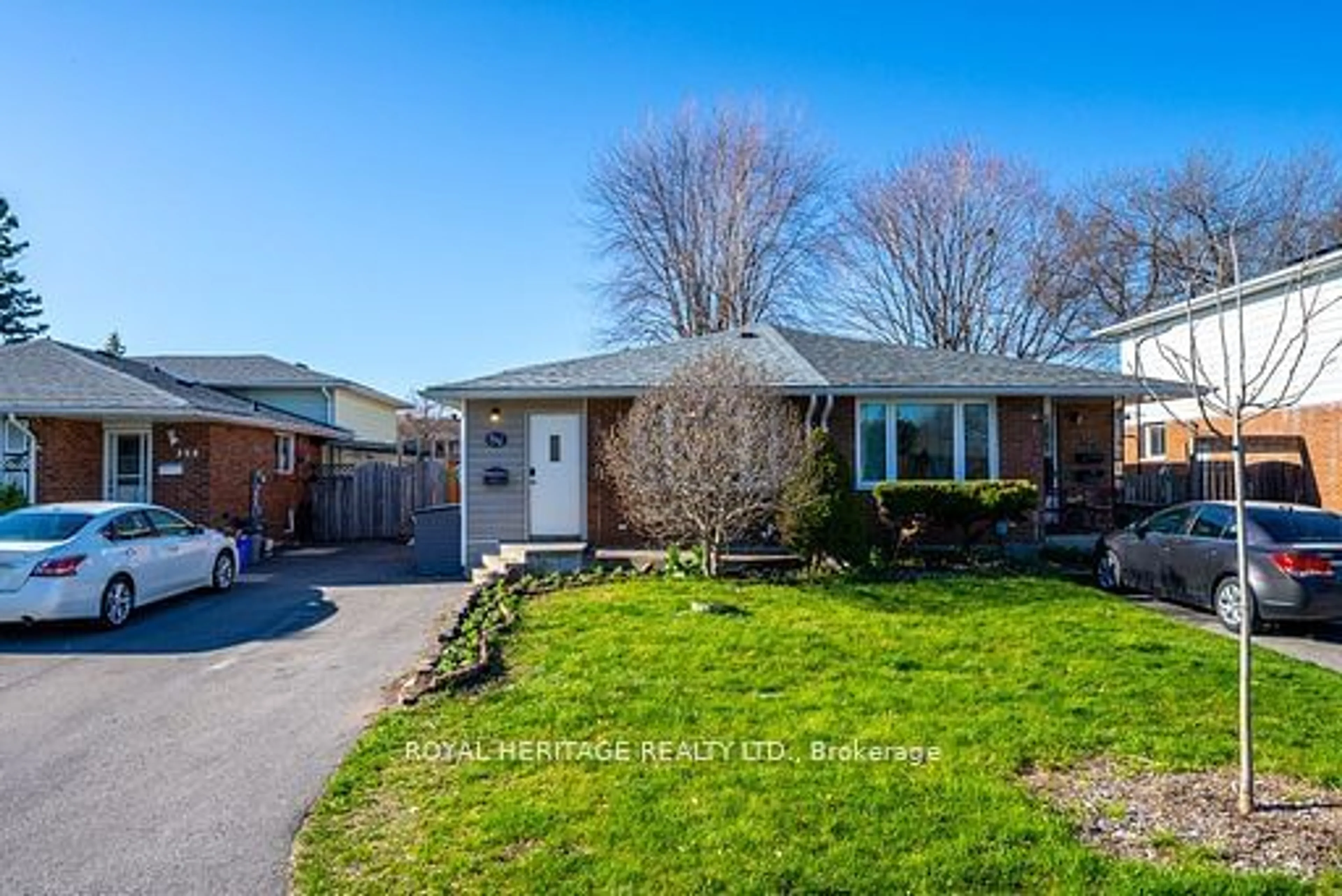 Frontside or backside of a home for 352 Kinmount Cres, Oshawa Ontario L1J 3T7