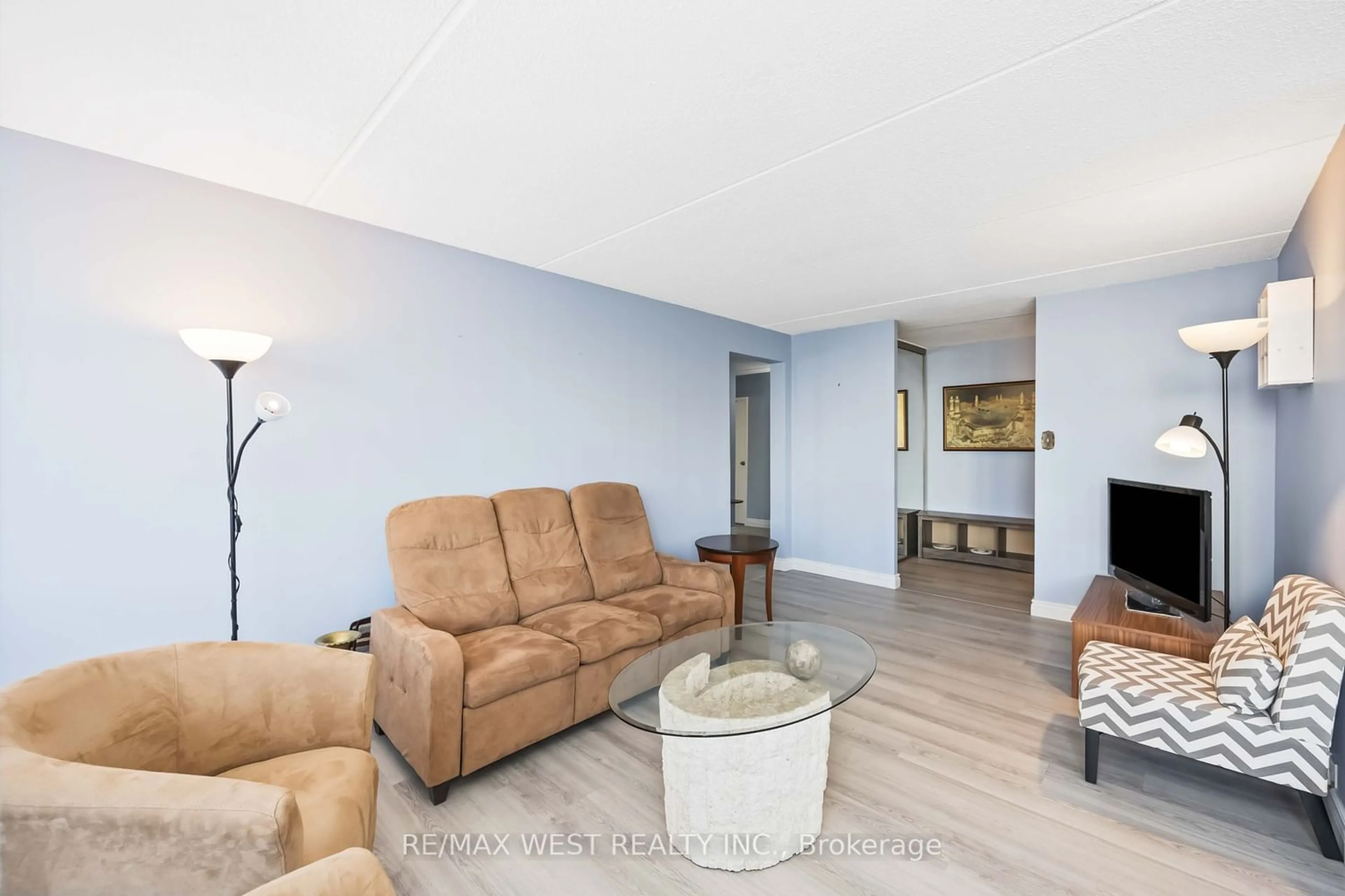 Living room for 2 Glamorgan Ave #416, Toronto Ontario M1P 2M8