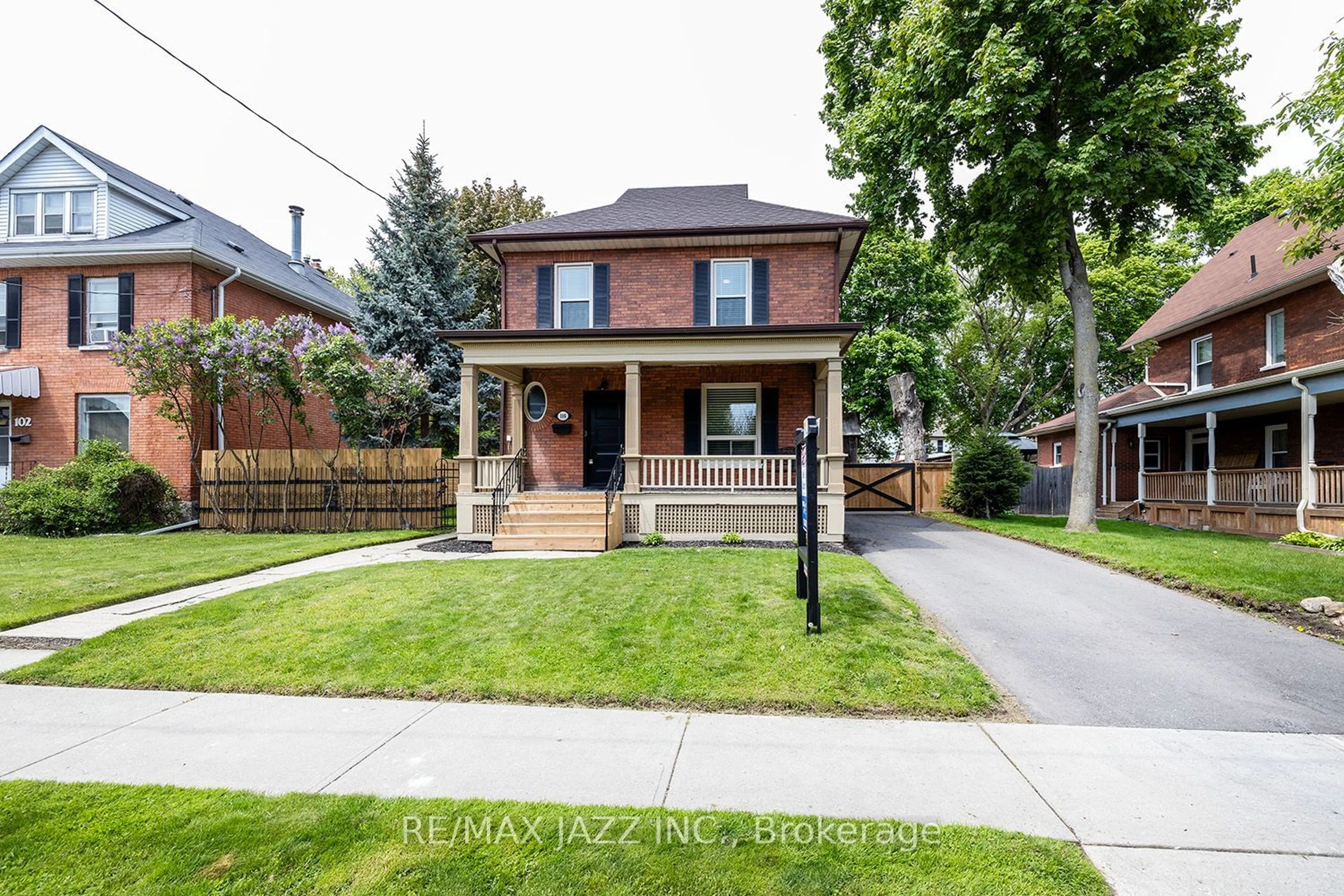 Home with brick exterior material for 106 Elgin St, Oshawa Ontario L1G 1T3