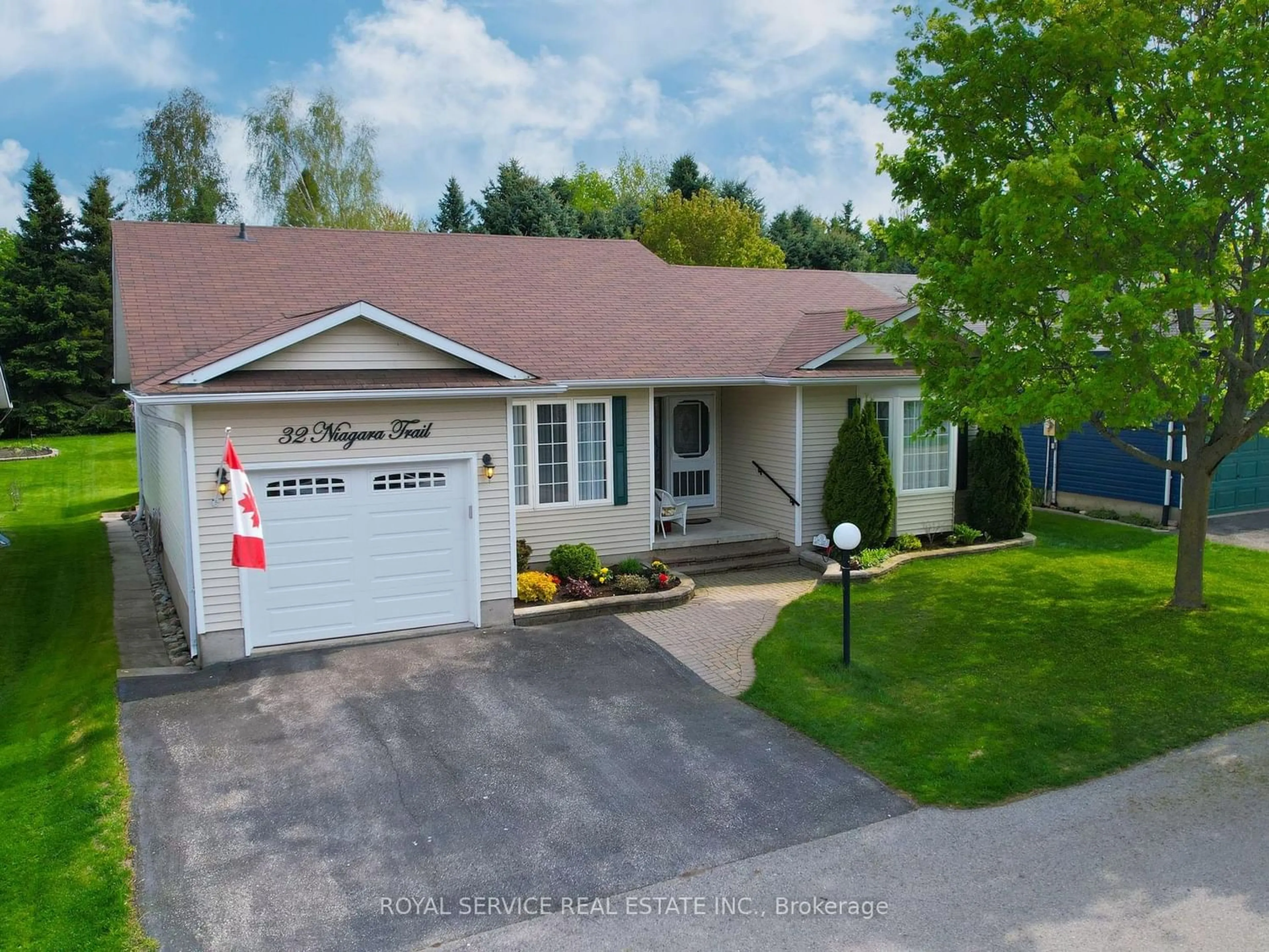 Frontside or backside of a home for 32 Niagara Tr, Clarington Ontario L1B 1L6