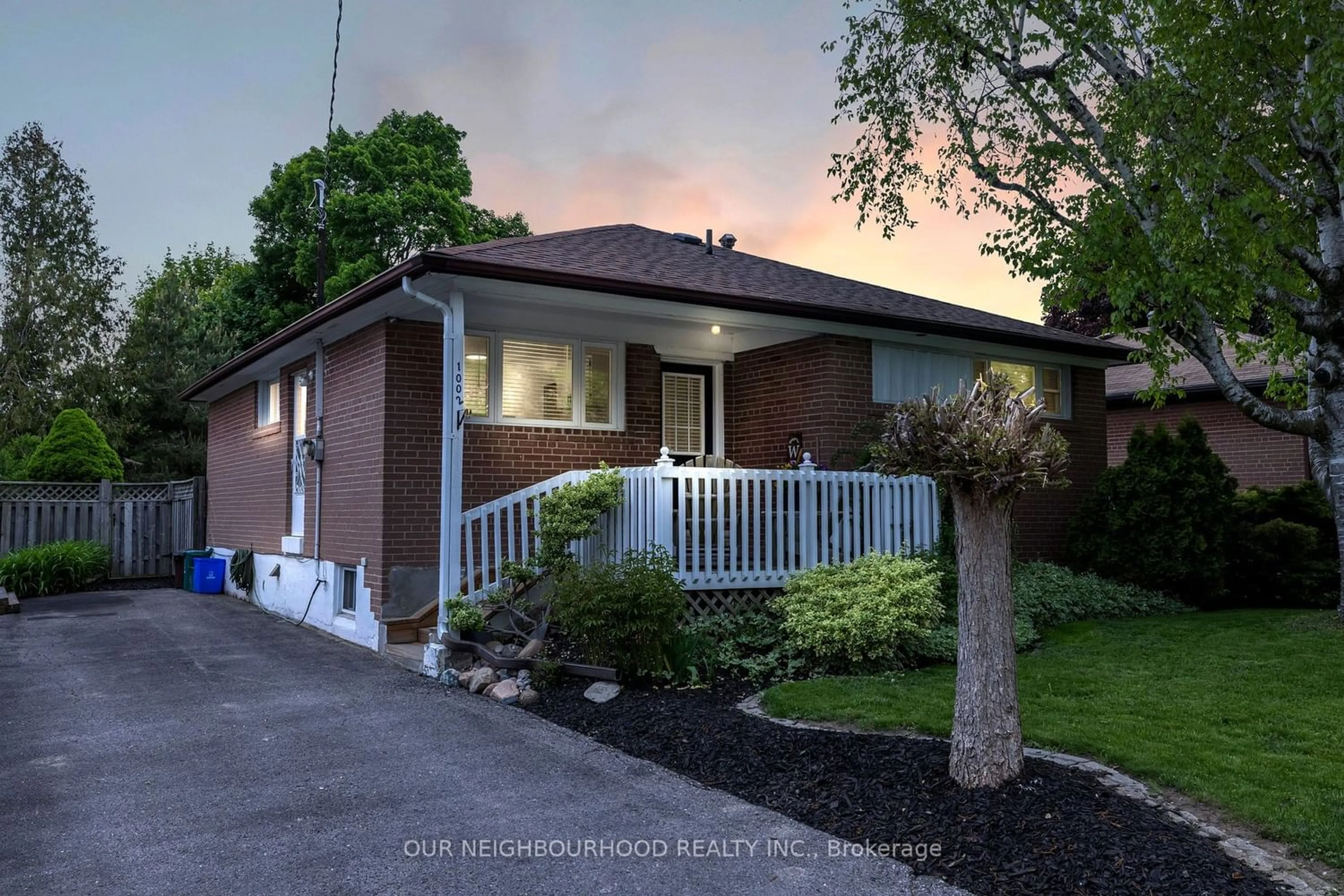 Frontside or backside of a home for 1002 Centre St, Whitby Ontario L1N 4V3