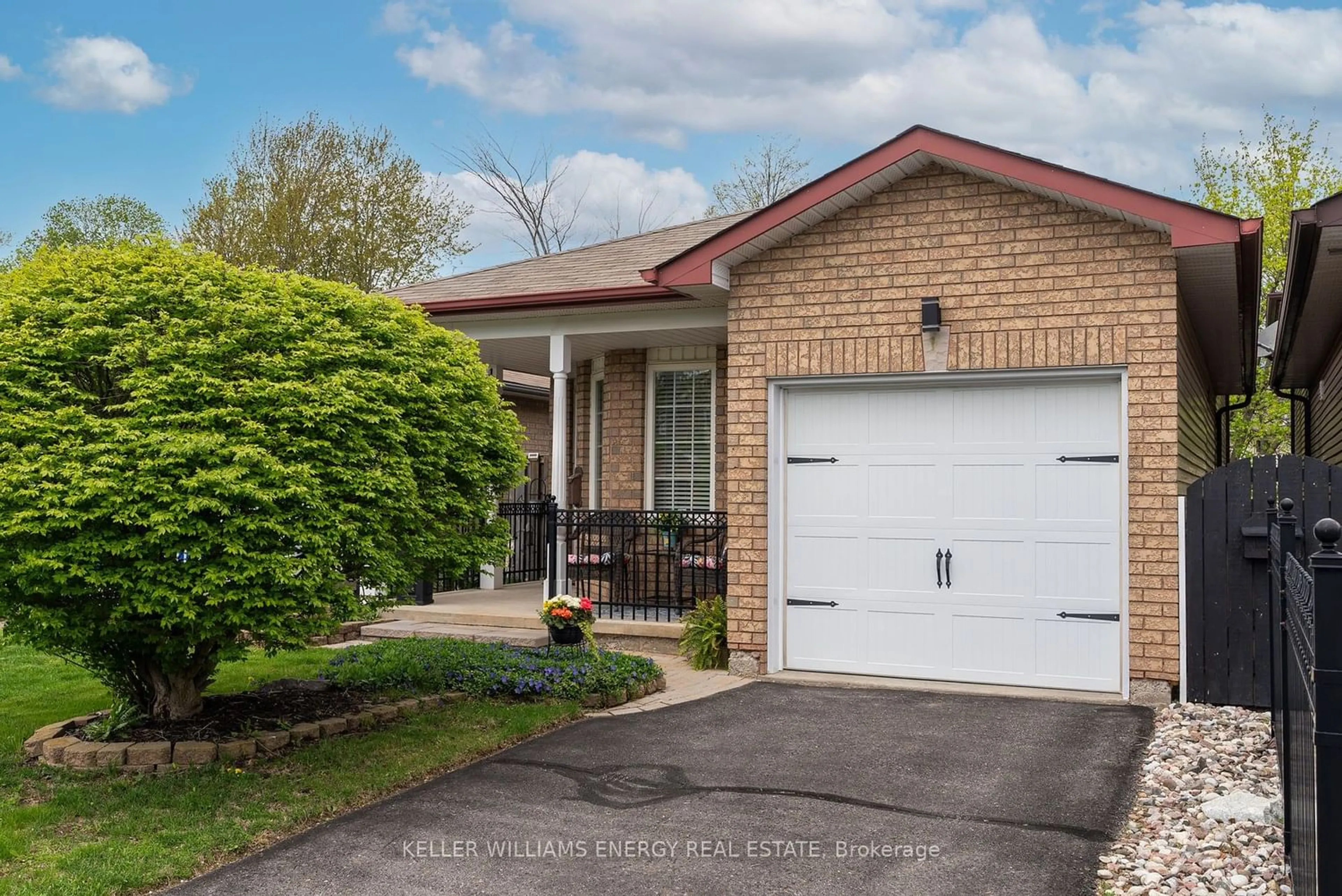 Frontside or backside of a home for 18 John Walter Cres, Clarington Ontario L1E 2W6