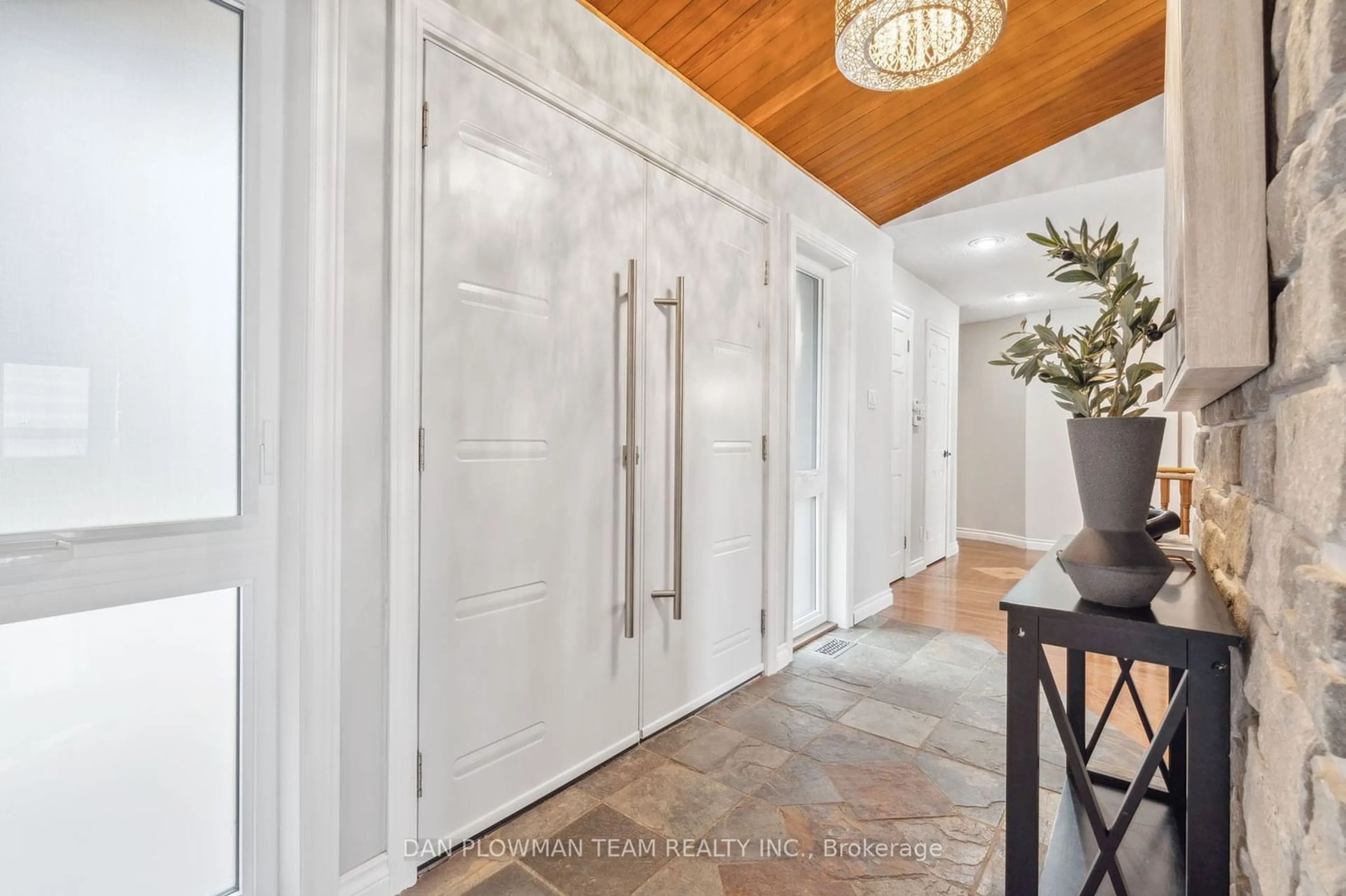 Indoor entryway for 320 Fralicks Beach Rd, Scugog Ontario L9L 1B6