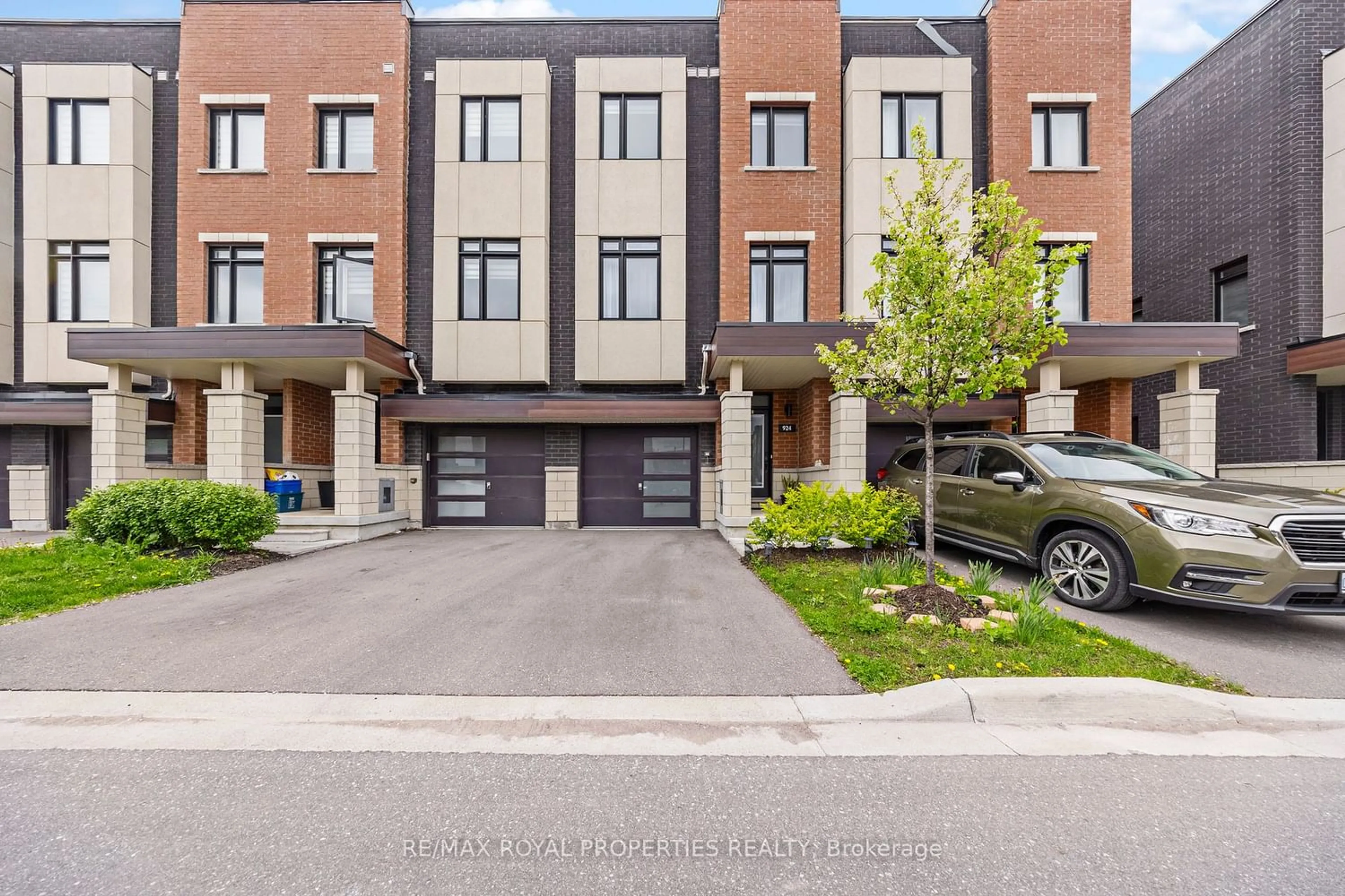 A pic from exterior of the house or condo for 924 Kicking Horse Path, Oshawa Ontario L1J 0B4
