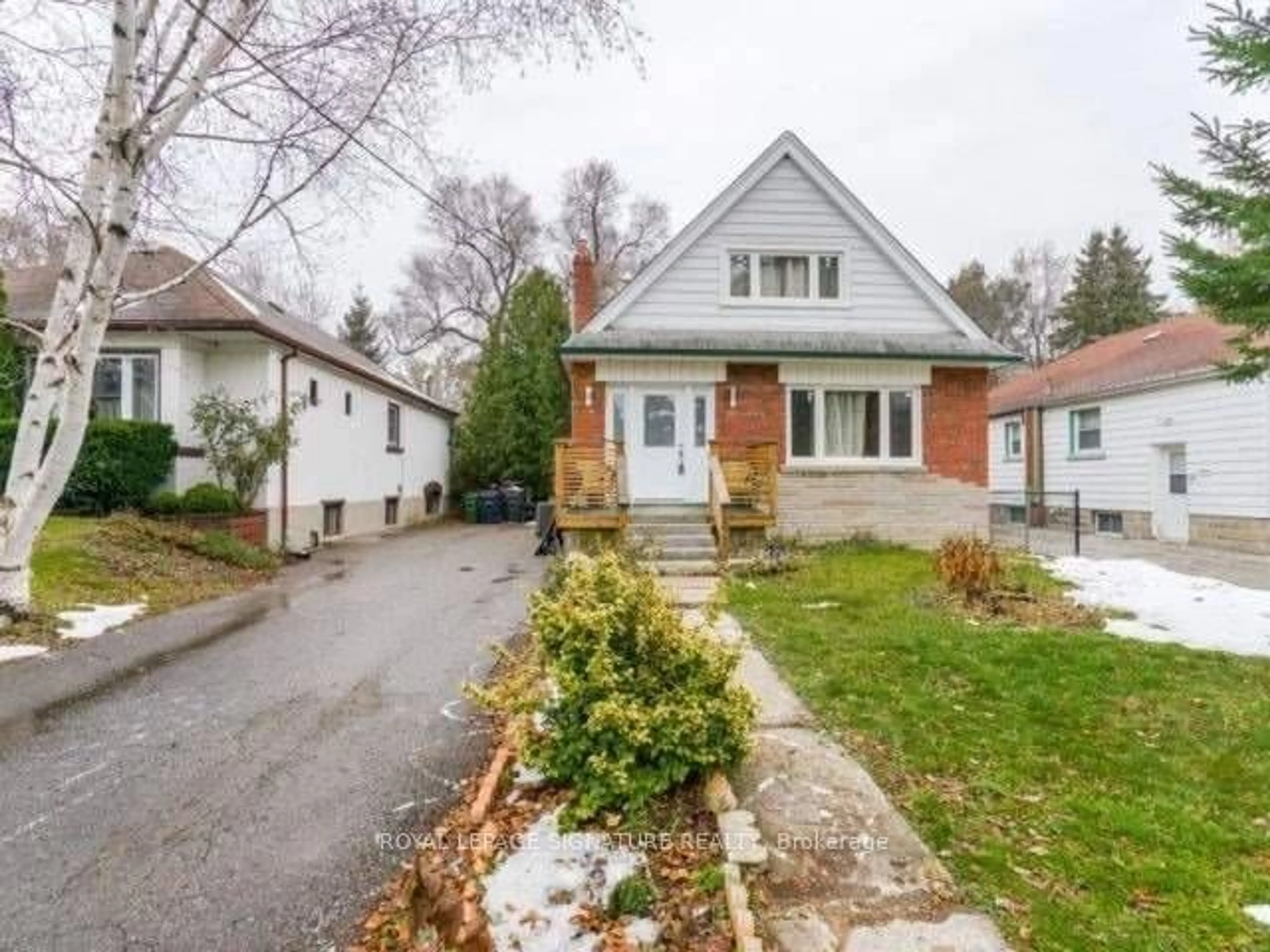 Frontside or backside of a home for 5 Ripon Rd, Toronto Ontario M4B 1H8