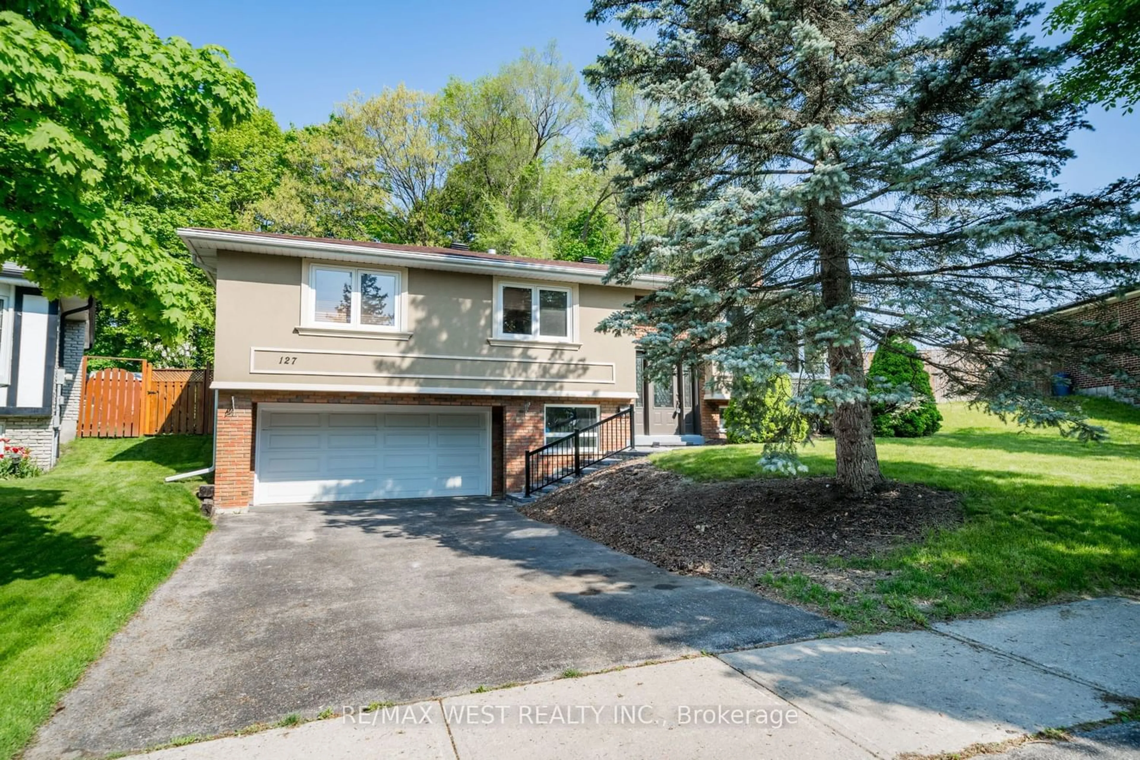 Frontside or backside of a home for 127 Weir Cres, Toronto Ontario M1E 4T1