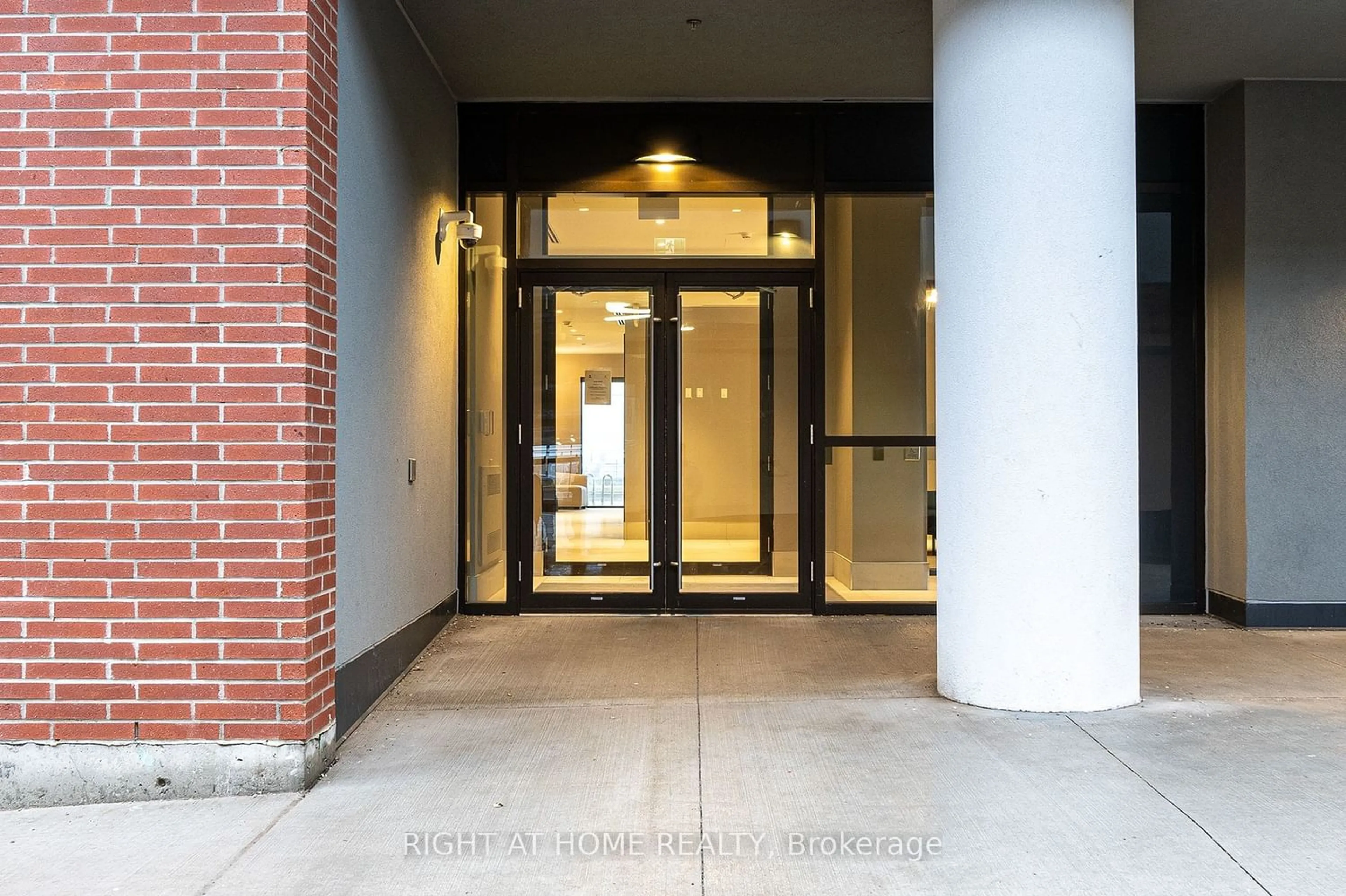 Indoor foyer for 2550 Simcoe St #2015, Oshawa Ontario L1L 0R5