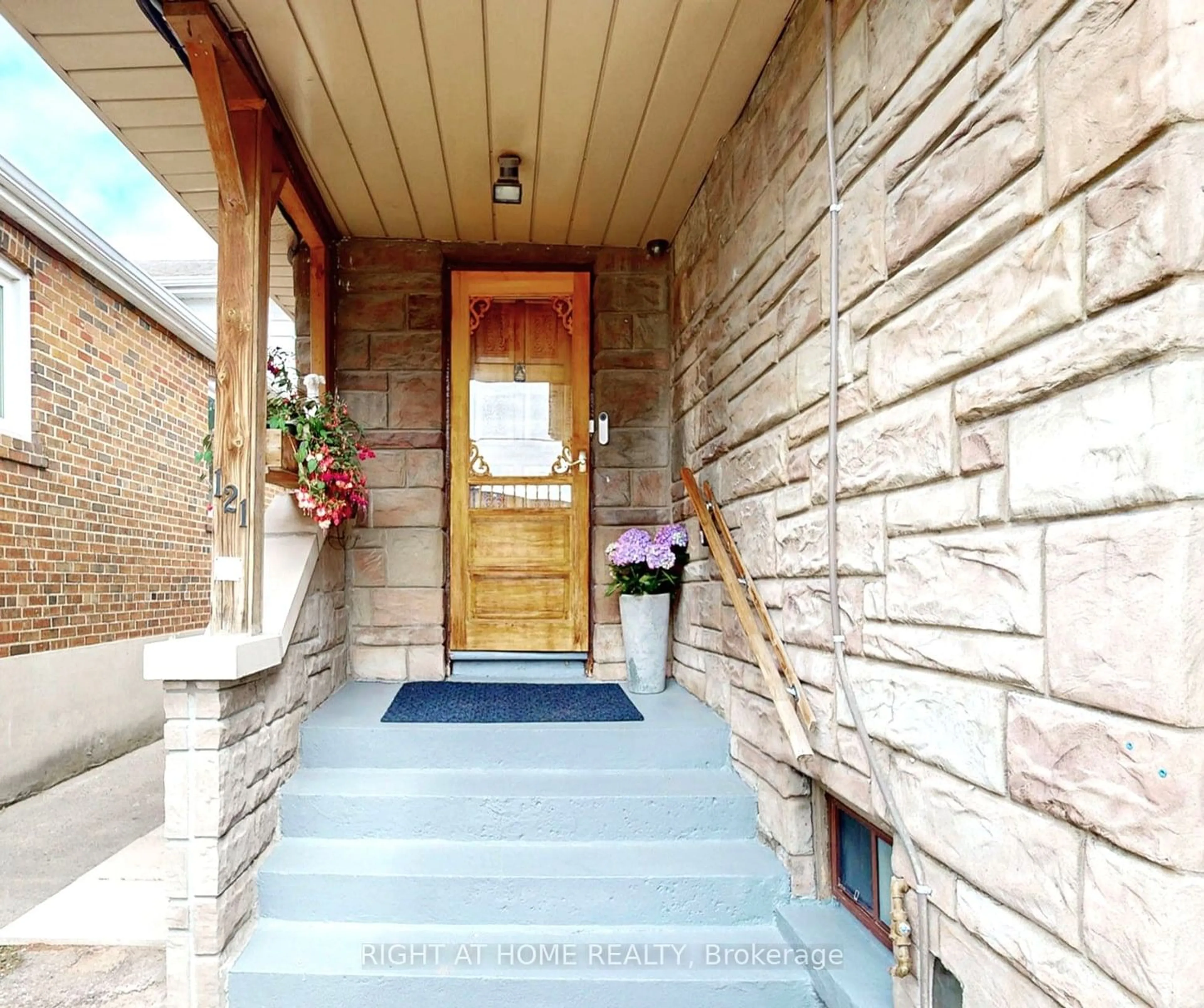 Indoor entryway for 121 Frankdale Ave, Toronto Ontario M4J 4A4