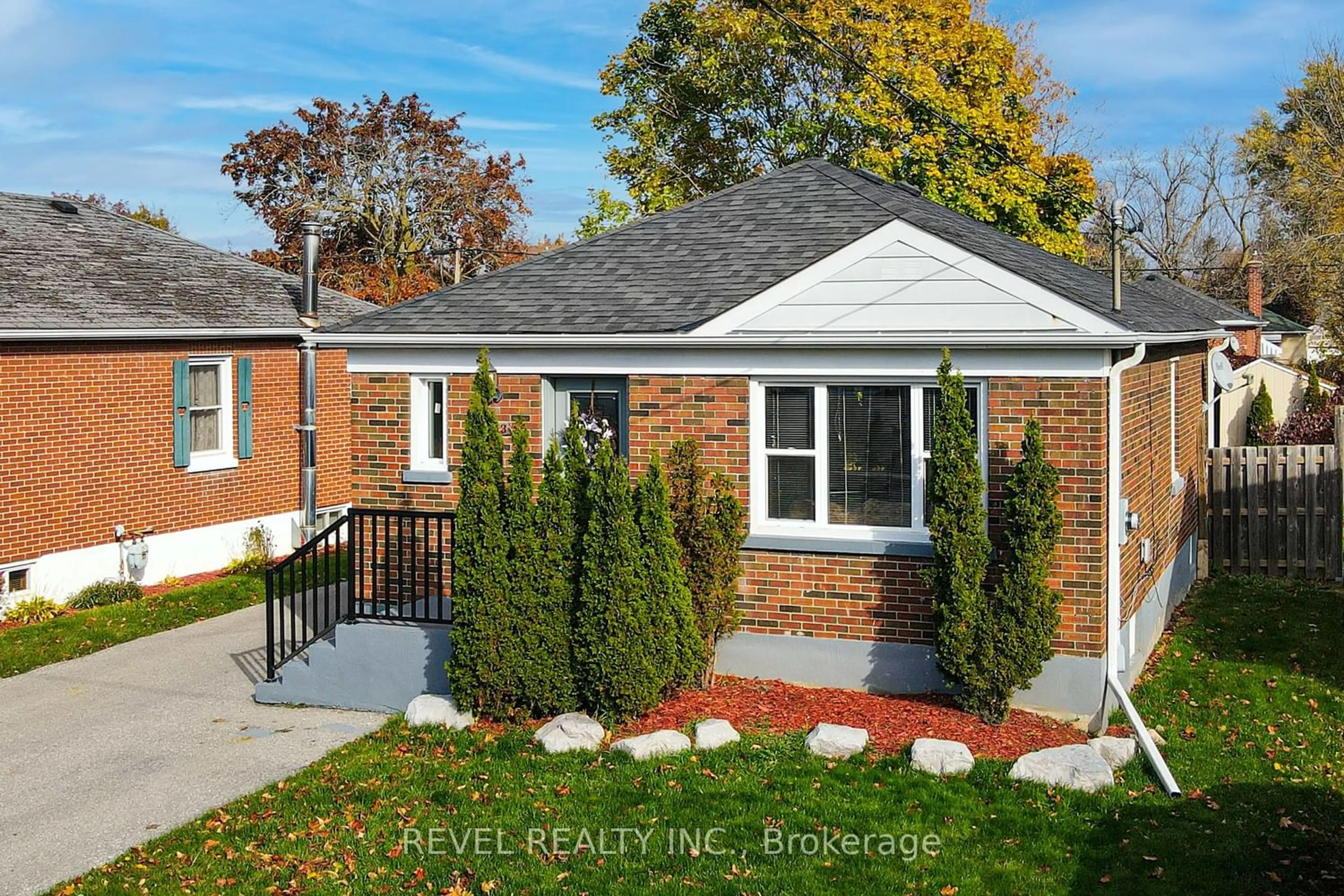 Home with brick exterior material for 303 Cadillac Ave, Oshawa Ontario L1H 5Z9