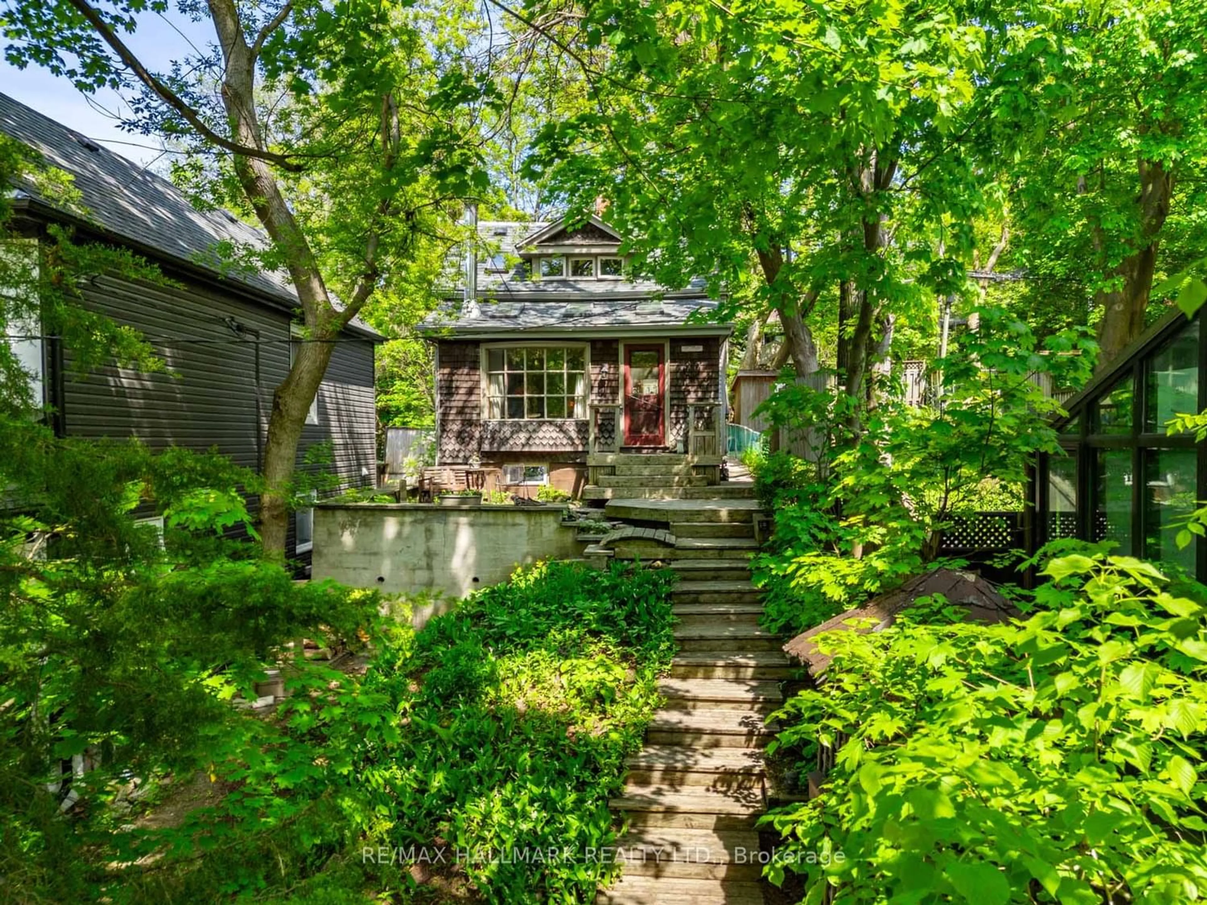 Cottage for 227 Kenilworth Ave, Toronto Ontario M4L 3S7