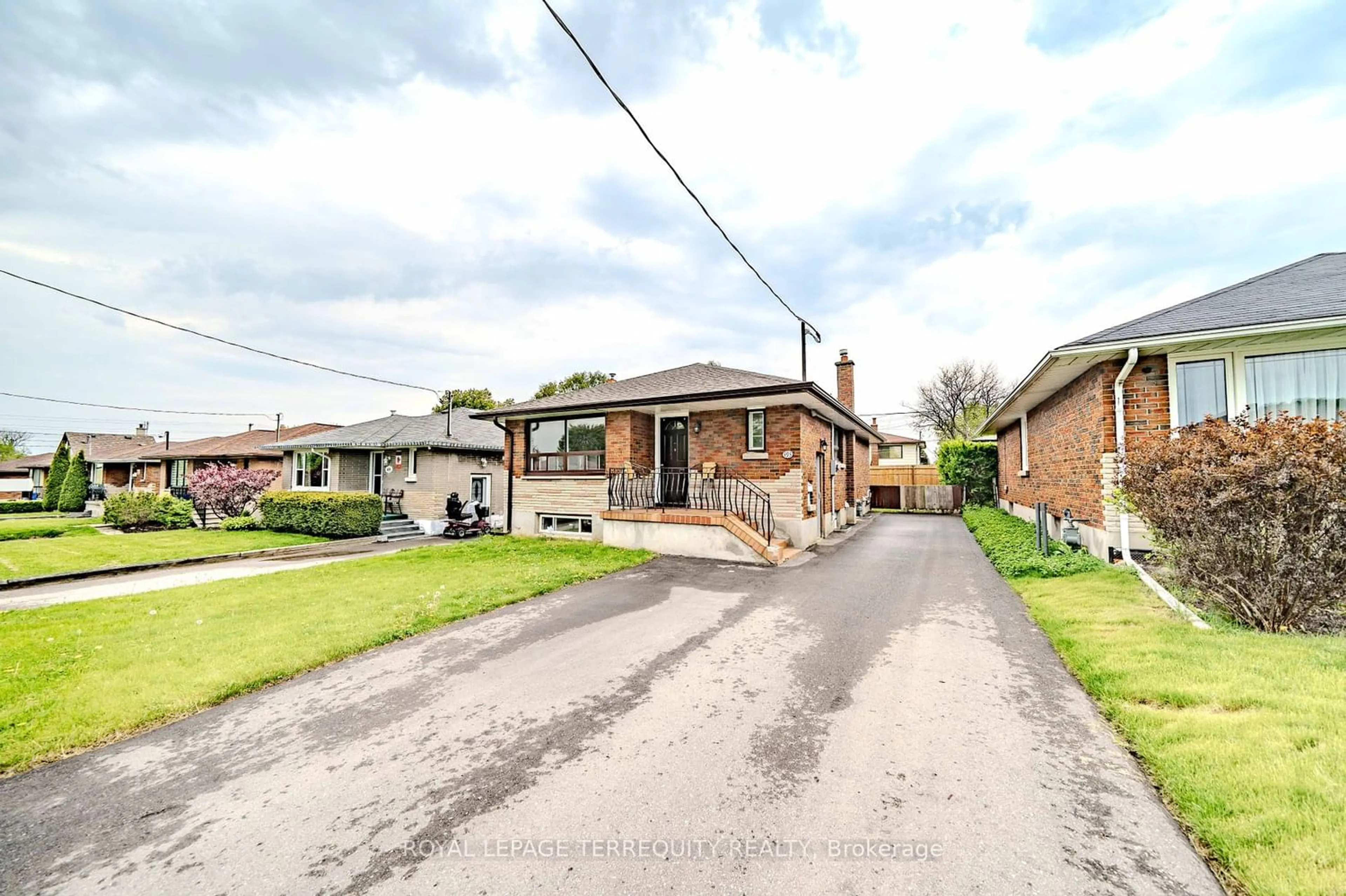 Frontside or backside of a home for 493 Lowell Ave, Oshawa Ontario L1J 2X6