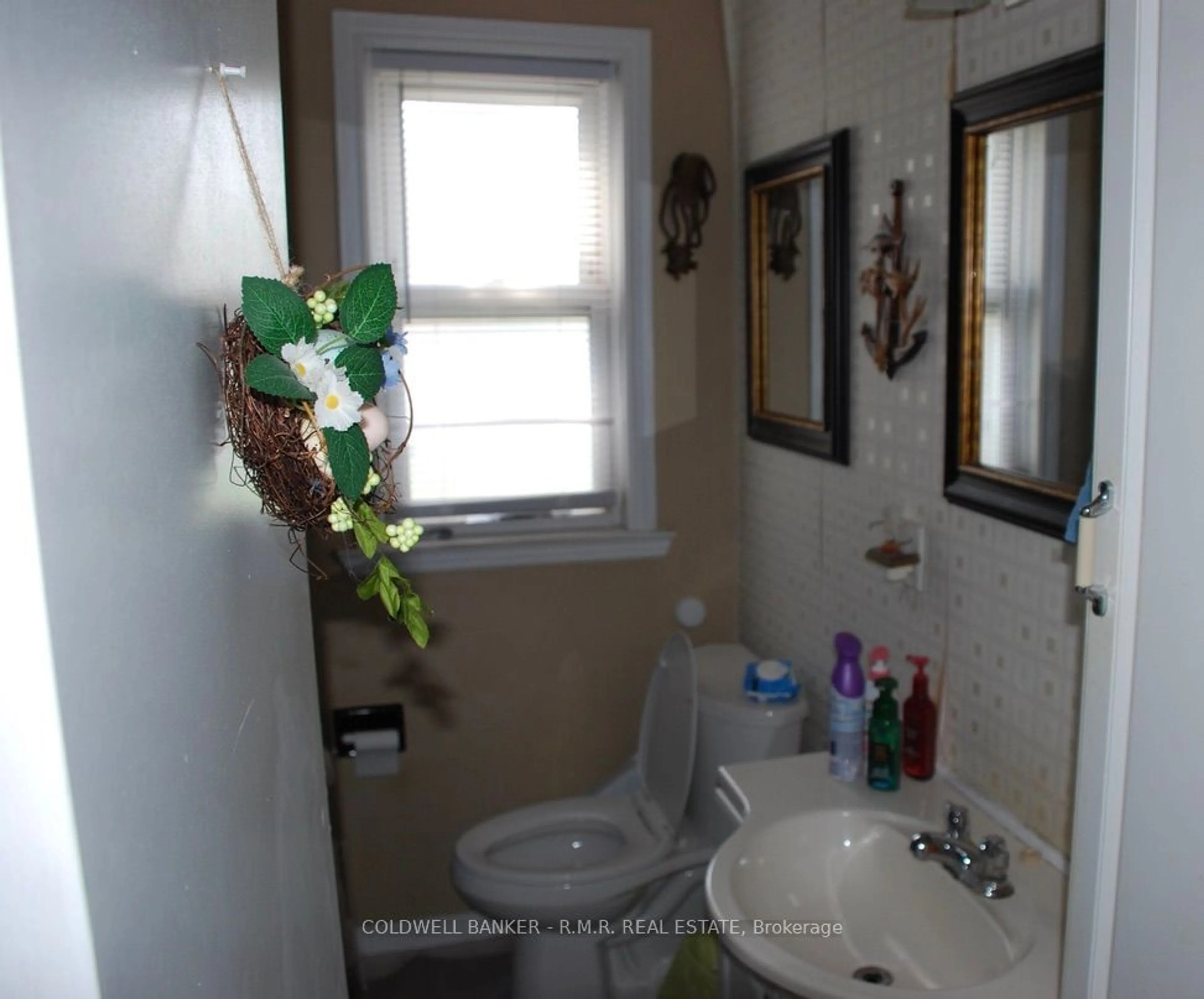 Standard bathroom for 125 Byng Ave, Oshawa Ontario L1G 3N2