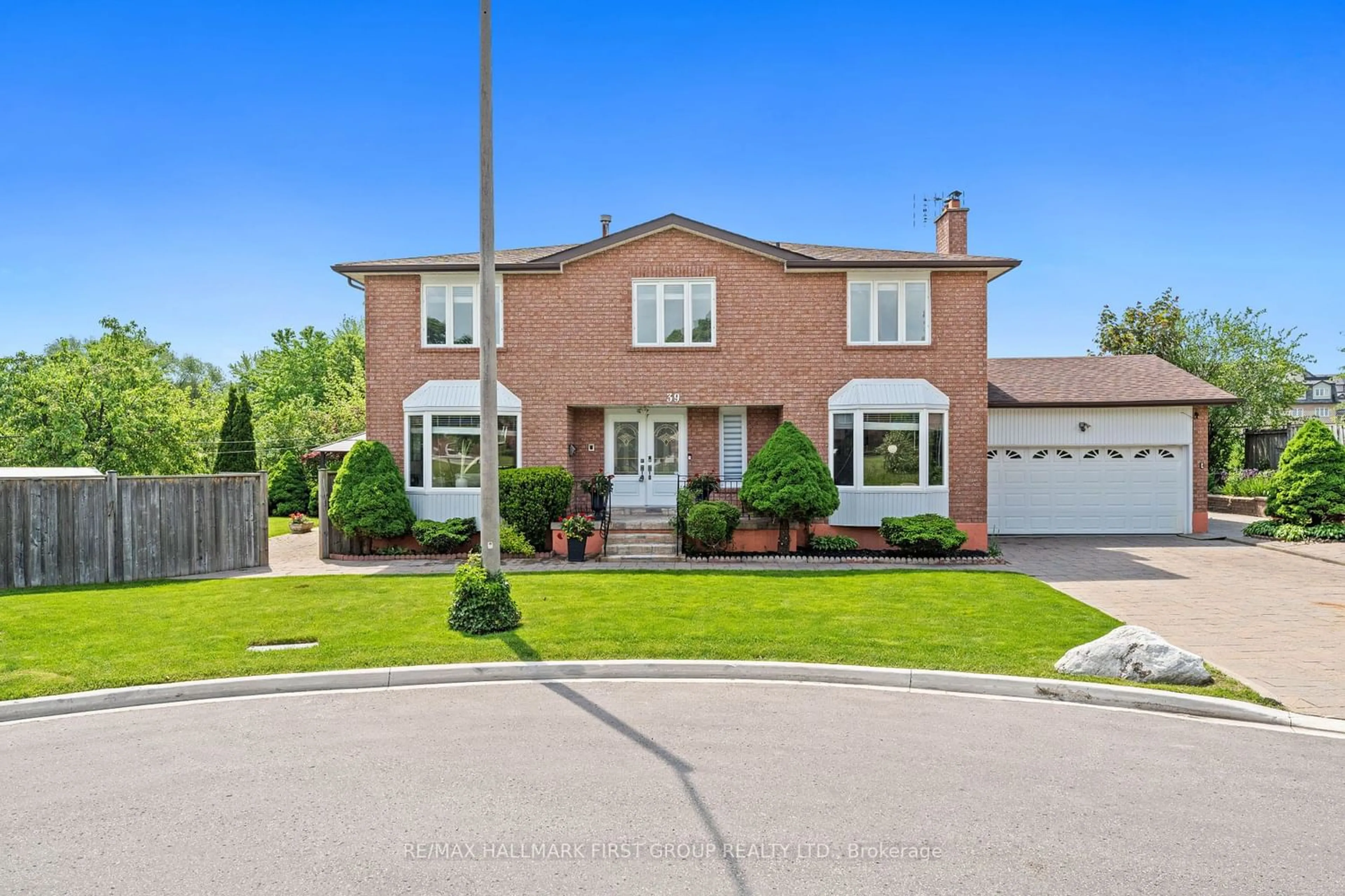 Frontside or backside of a home for 39 Lord Sydenham Crt, Toronto Ontario M1W 3S4