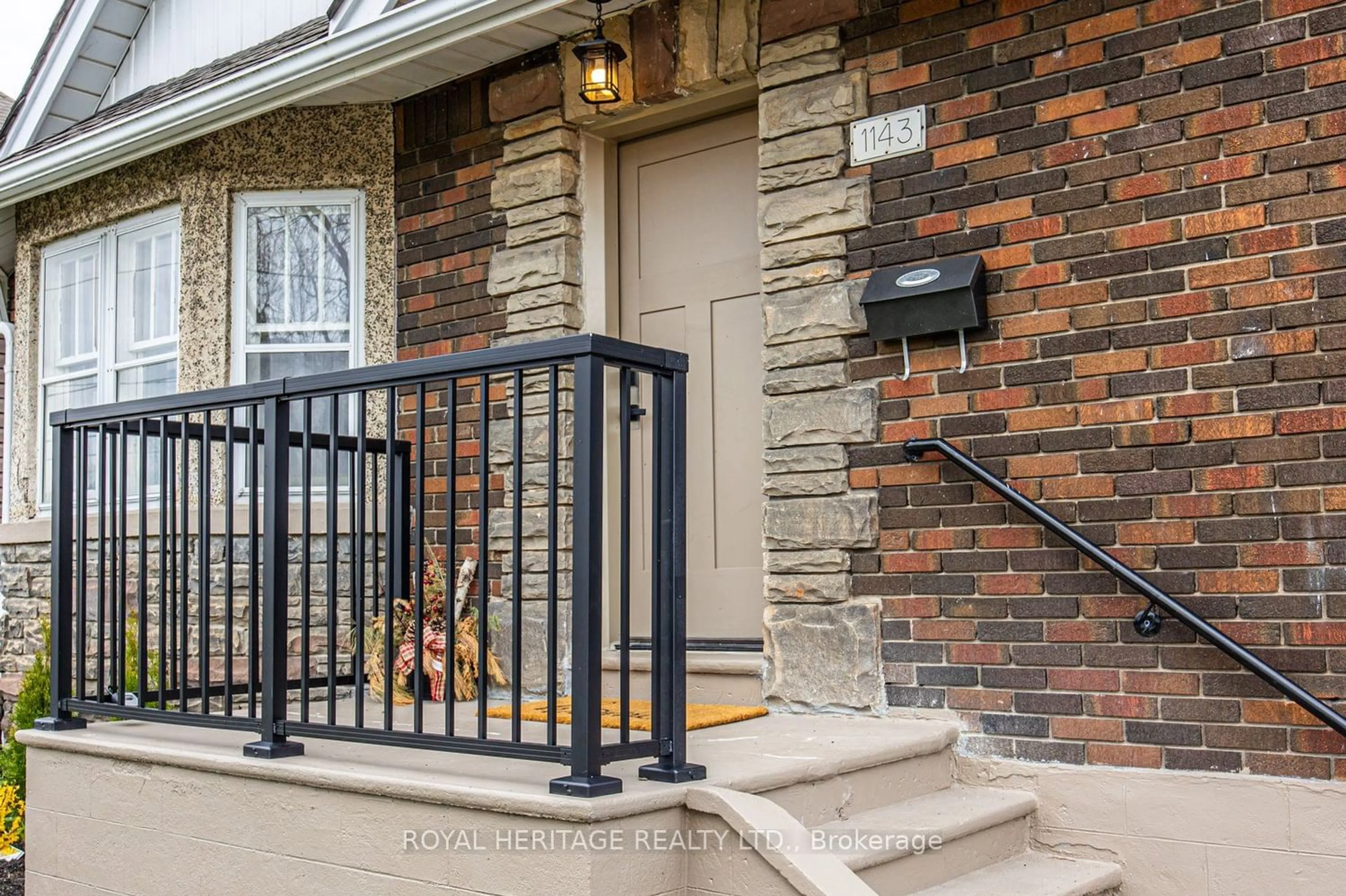 Indoor entryway for 1143 Cedar St, Oshawa Ontario L1J 3R8