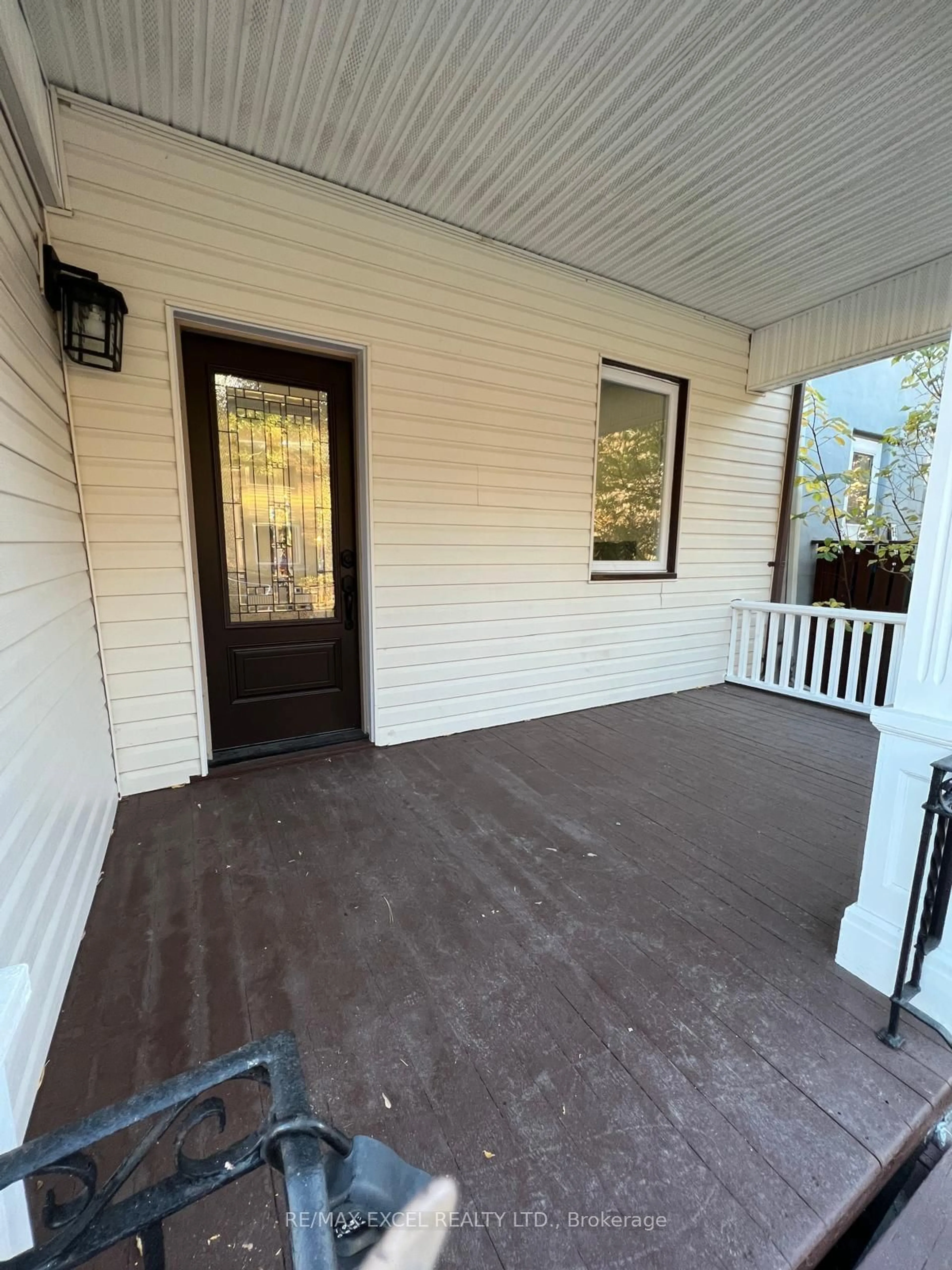 Indoor entryway for 119 Colborne St, Oshawa Ontario L1G 1M3