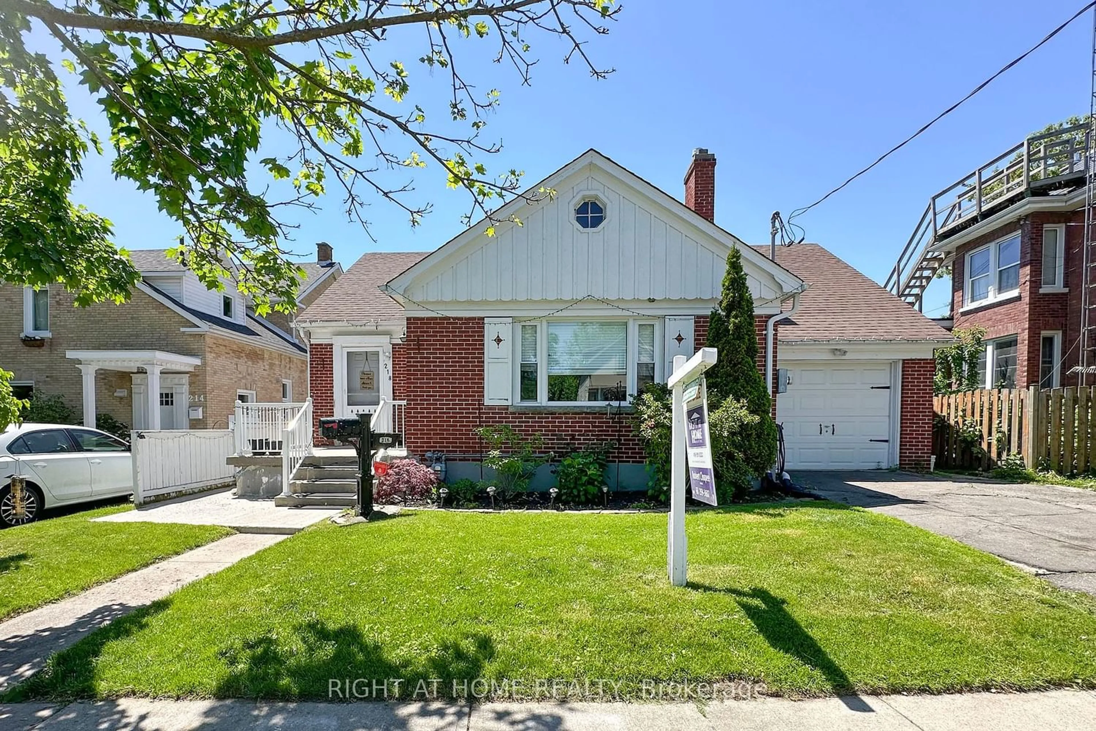 Frontside or backside of a home for 218 Kendal Ave, Oshawa Ontario L1G 5B5