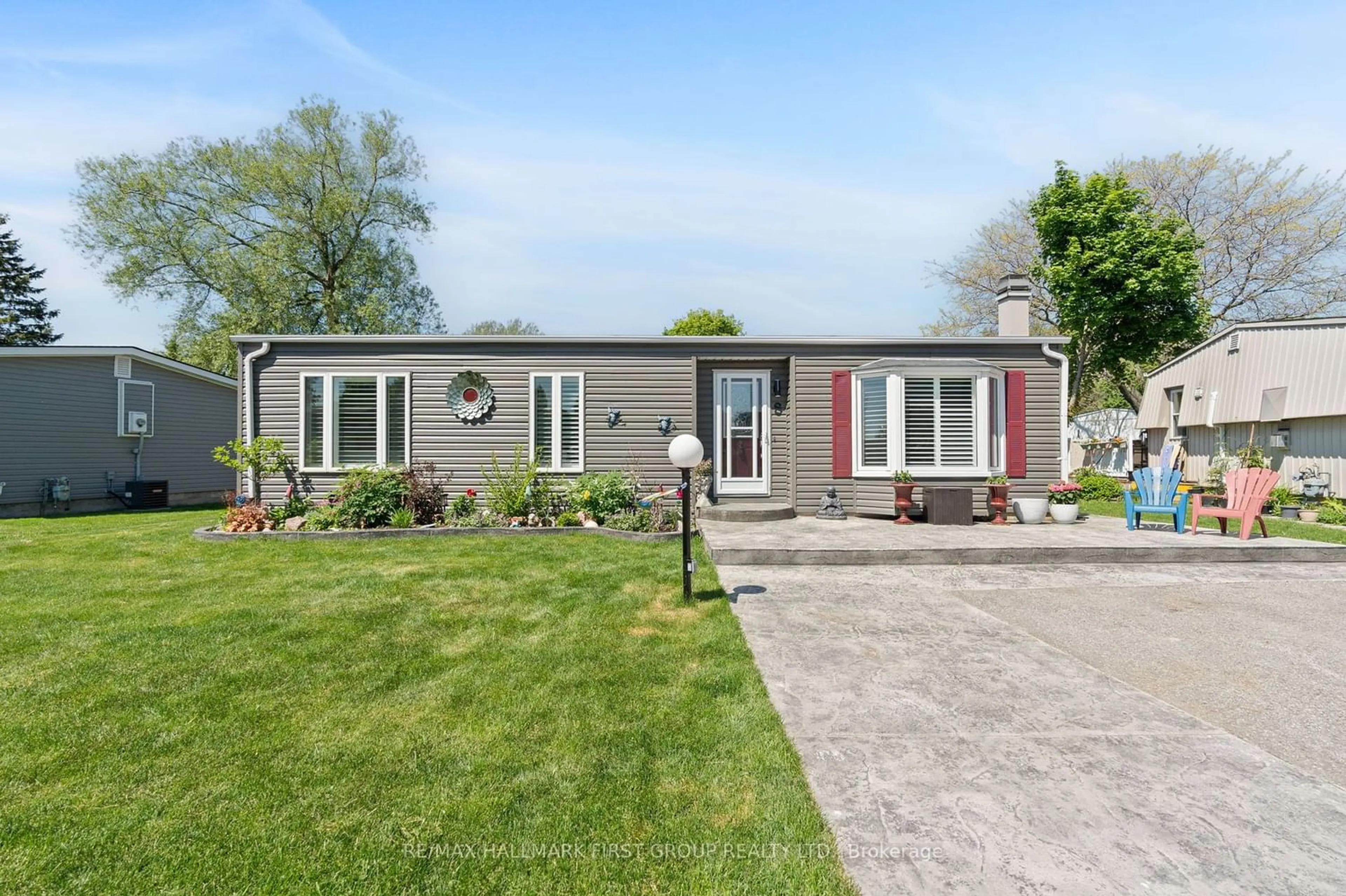 Frontside or backside of a home for 8 Kawartha Rd, Clarington Ontario L1B 1B9