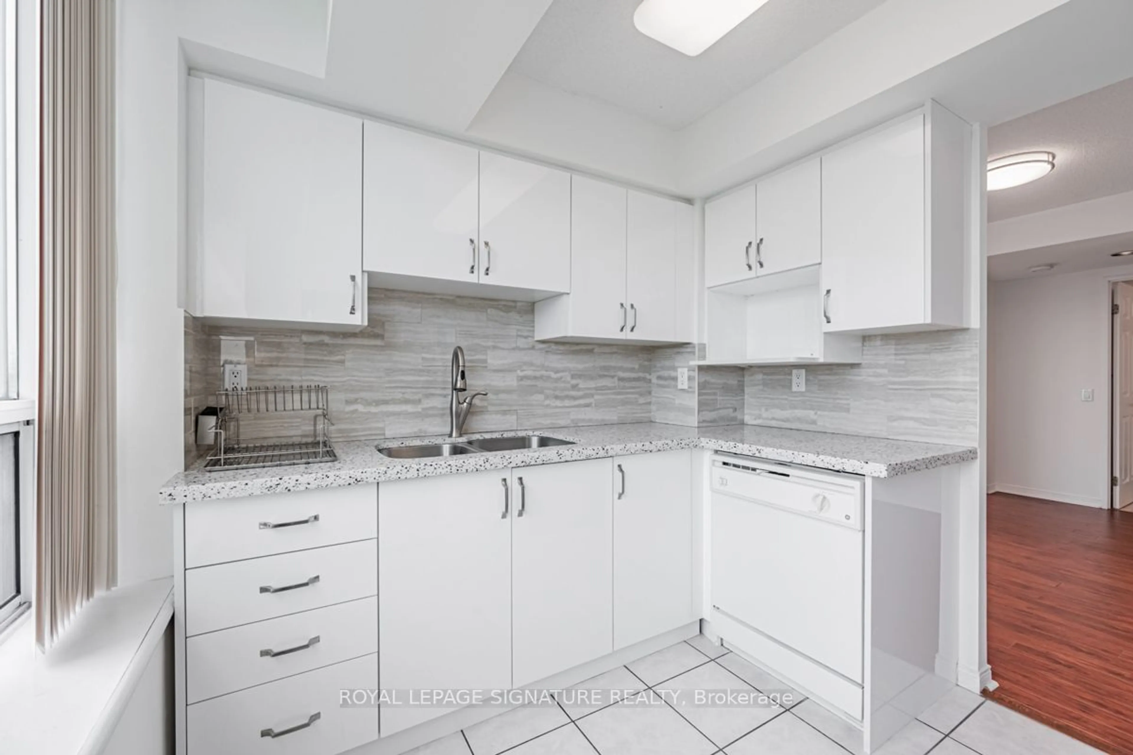 Standard kitchen for 2800 Warden Ave #506, Toronto Ontario M1W 3Z6