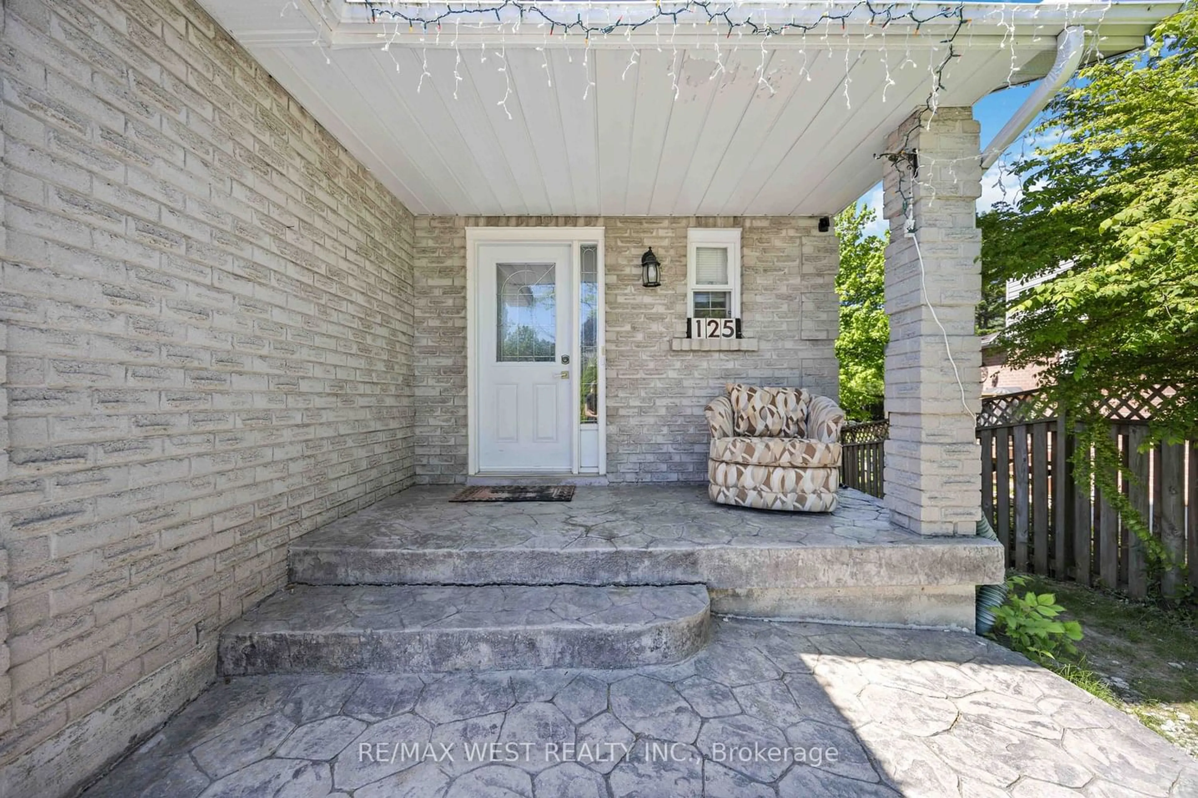 Indoor entryway for 125 Overbank Dr, Oshawa Ontario L1J 7Y9