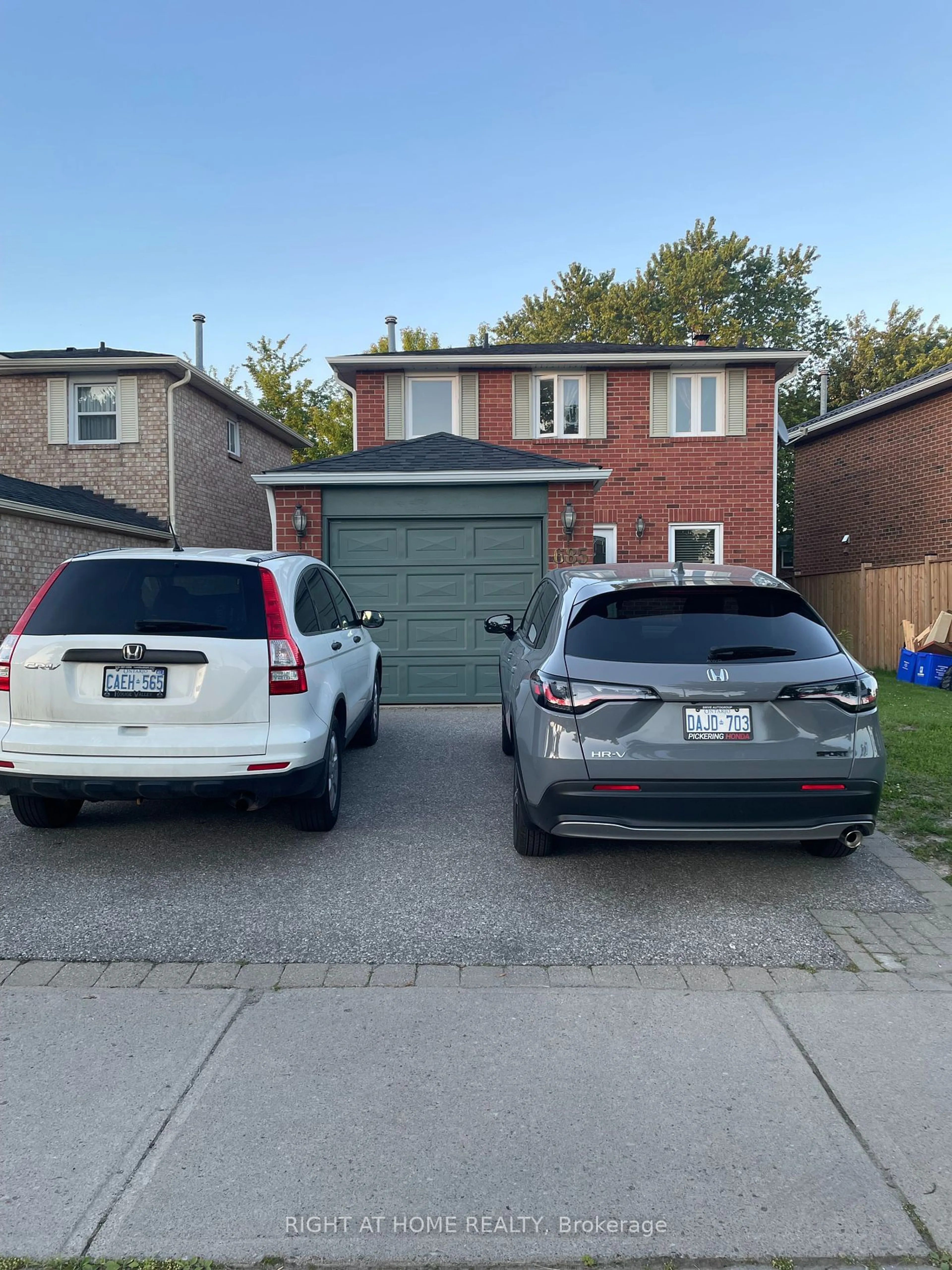 Frontside or backside of a home for 685 Foxwood Tr, Pickering Ontario L1V 3Y1
