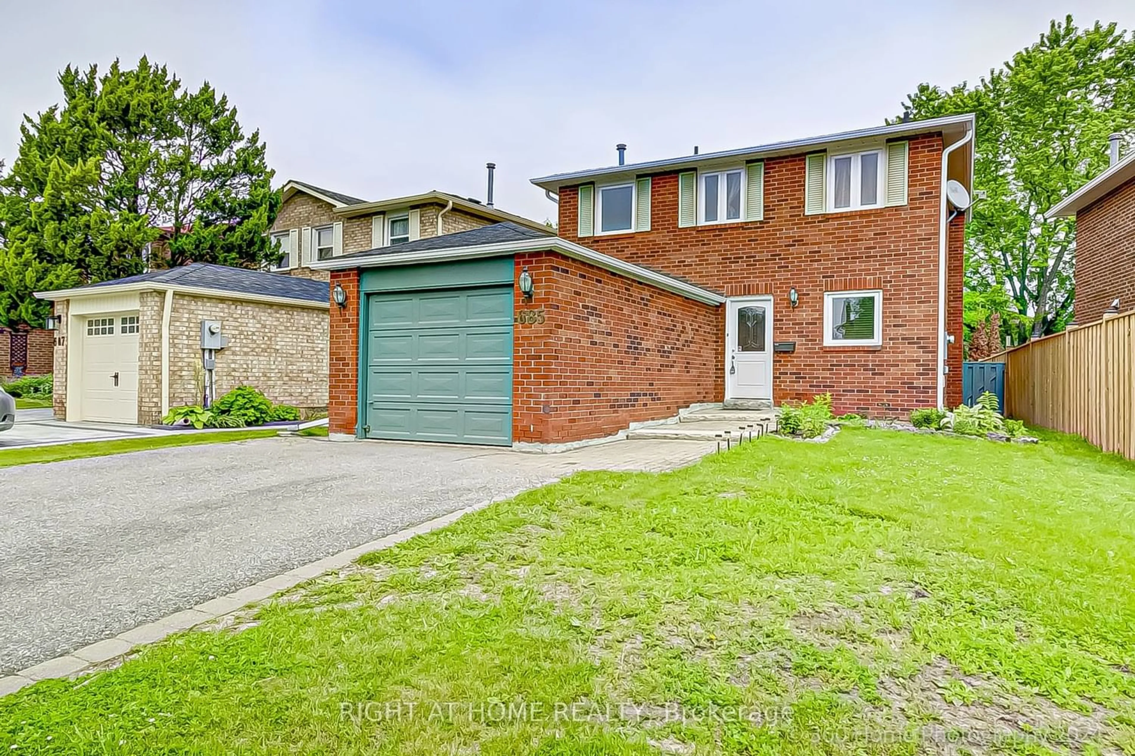 Home with brick exterior material for 685 Foxwood Tr, Pickering Ontario L1V 3Y1