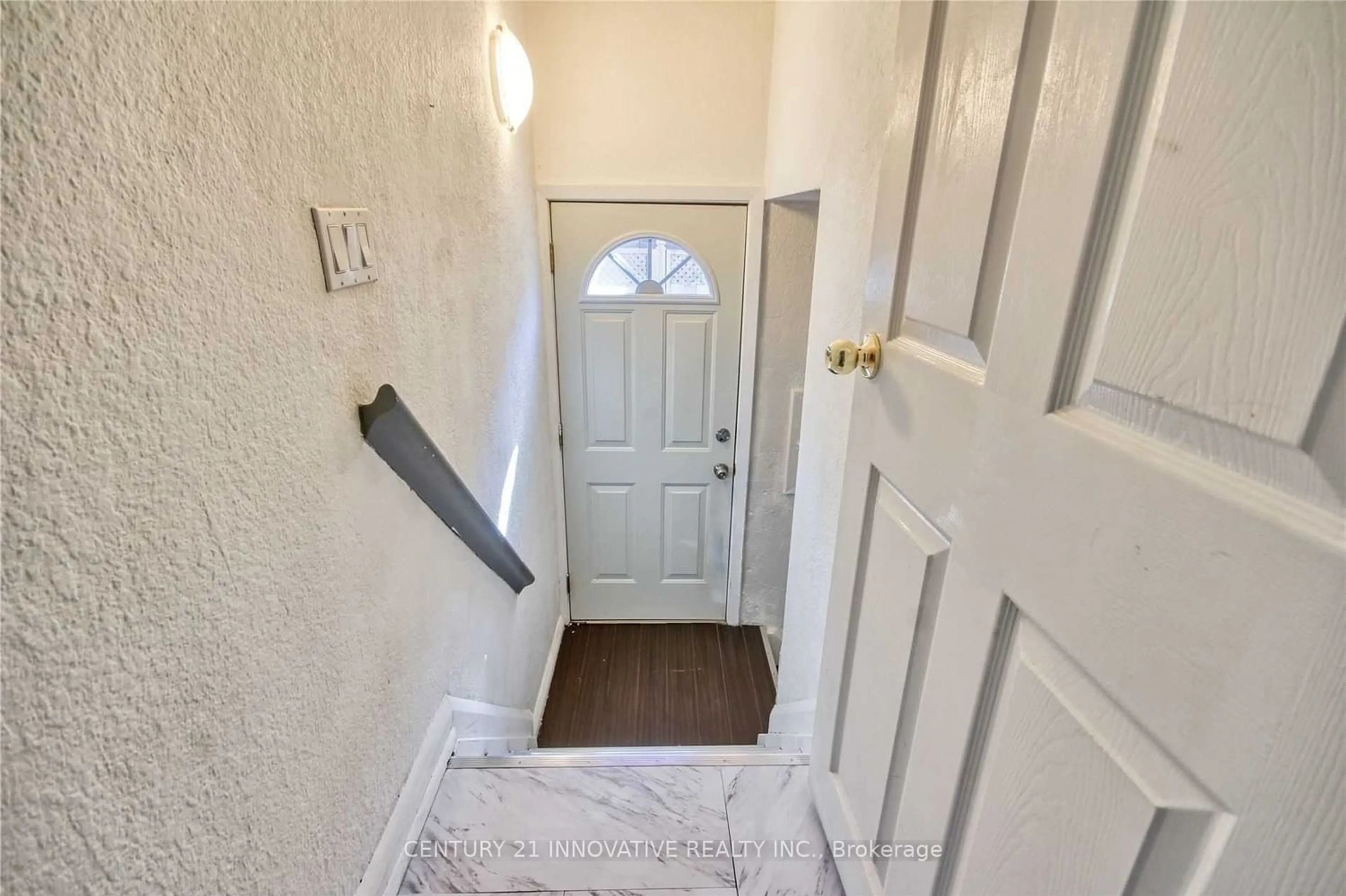 Indoor entryway for 183 Sedgemount Dr, Toronto Ontario M1H 1Y1