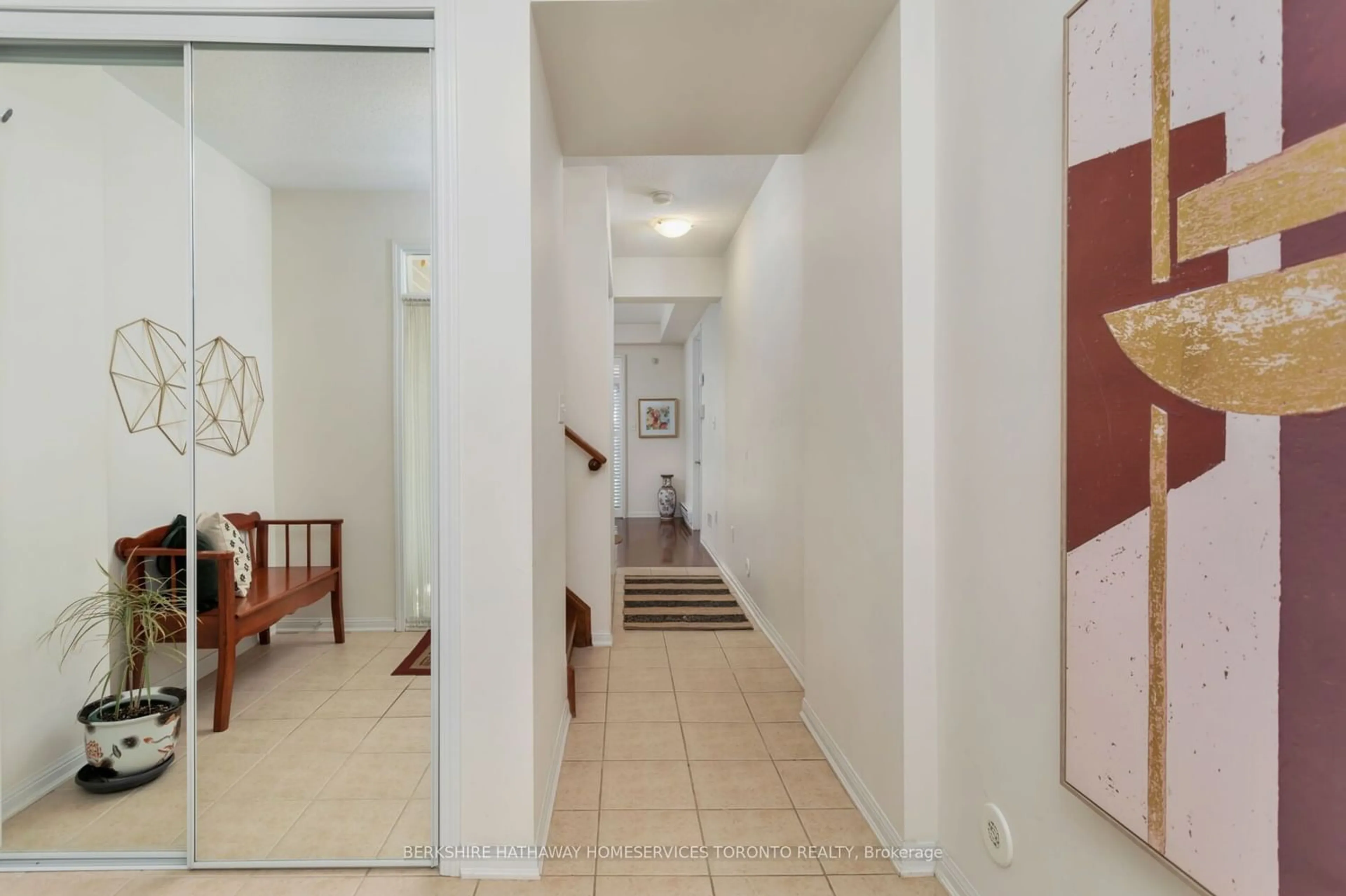 Indoor foyer for 24 Yates Ave, Toronto Ontario M1L 0C8