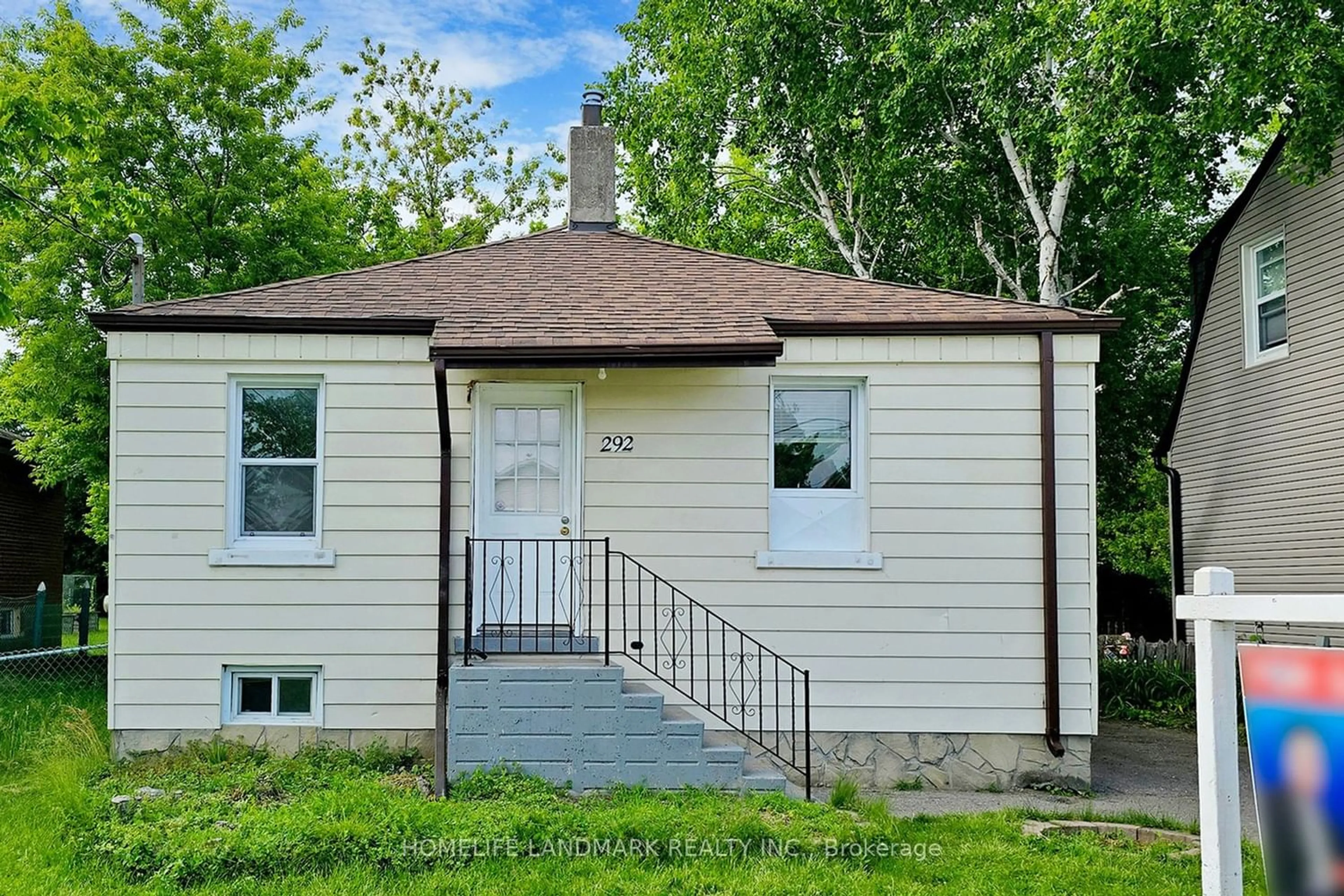 Cottage for 292 Elgin St, Oshawa Ontario L1J 2P3