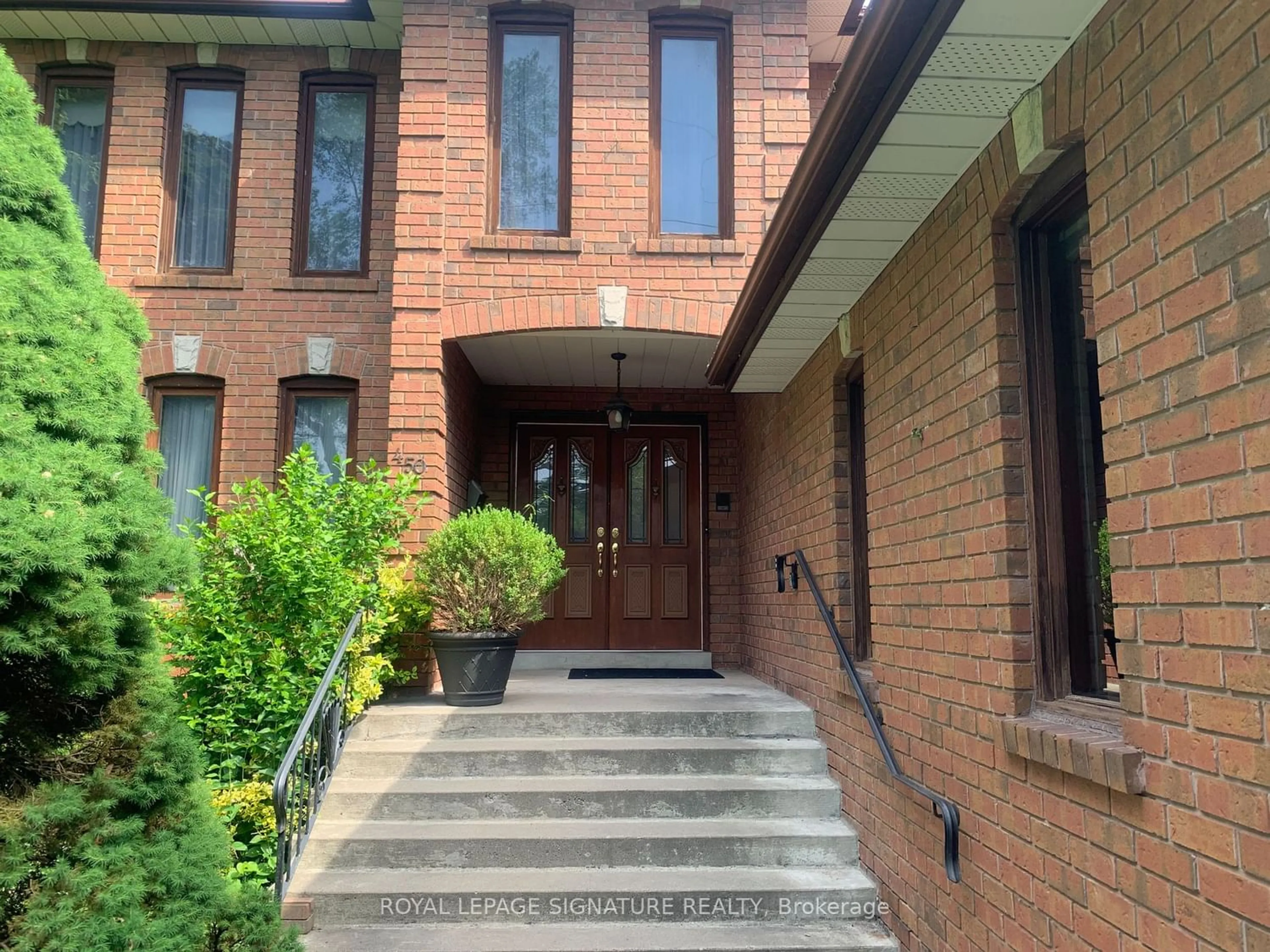 Outside view for 450 O'Connor Dr, Toronto Ontario M4J 2W6